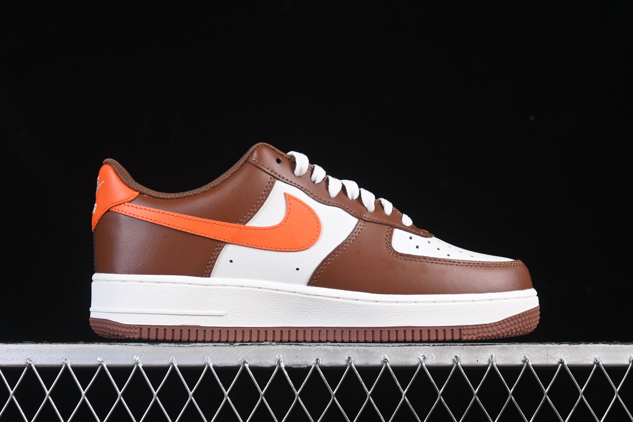 💰240纯原
 Nike Air Force 1'07 Low 空军一号低帮休闲板鞋 IO7545-221
#原楦头原纸板 原装鞋盒 内置全掌气垫 原厂鞋底 
尺码：35.5 36 36.5 37.5 38 38.5 39 40 40.5 41 42 42.5 43 44 44.5 45 K.D4