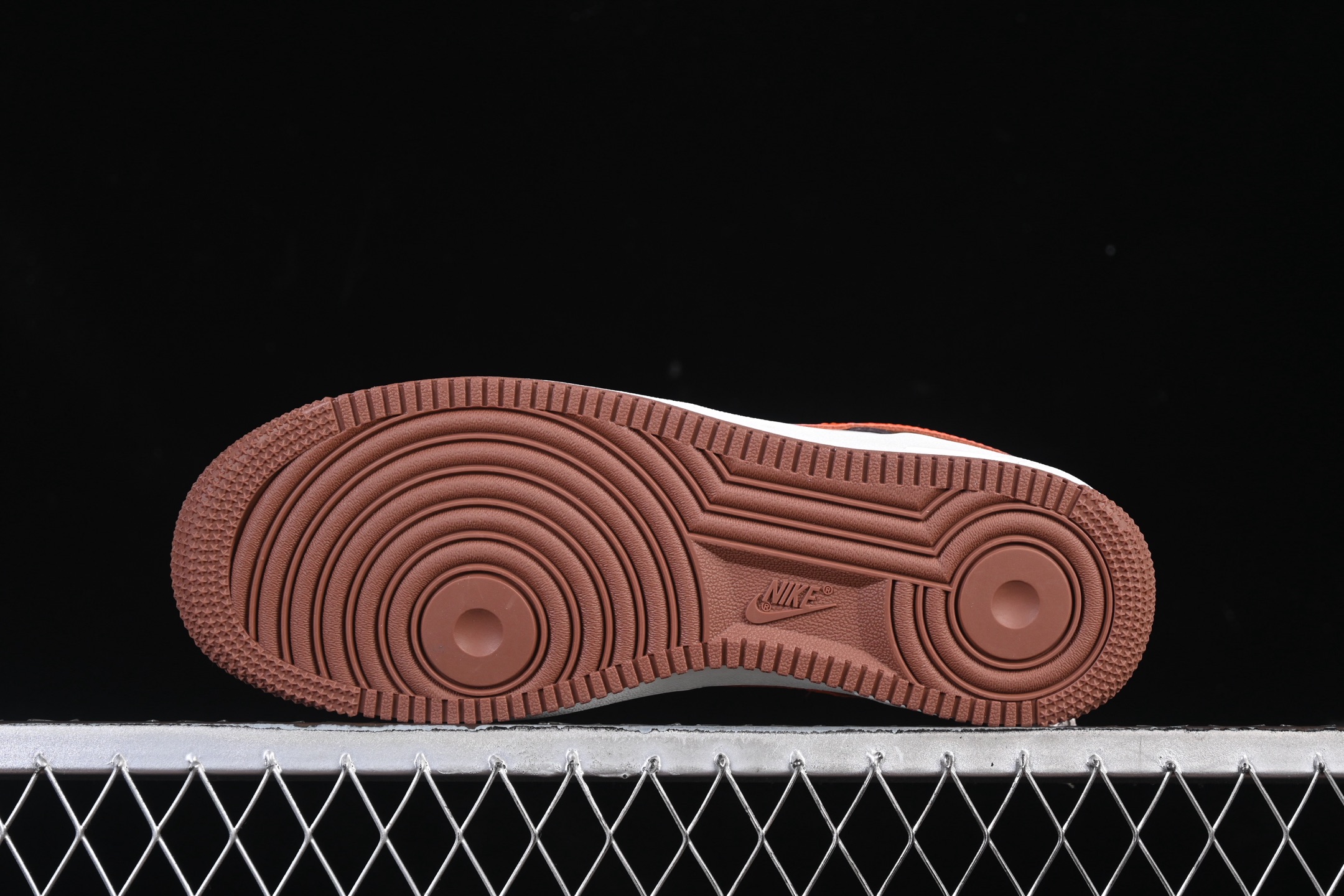 💰240纯原
 Nike Air Force 1'07 Low 空军一号低帮休闲板鞋 IO7545-221
#原楦头原纸板 原装鞋盒 内置全掌气垫 原厂鞋底 
尺码：35.5 36 36.5 37.5 38 38.5 39 40 40.5 41 42 42.5 43 44 44.5 45 K.D4