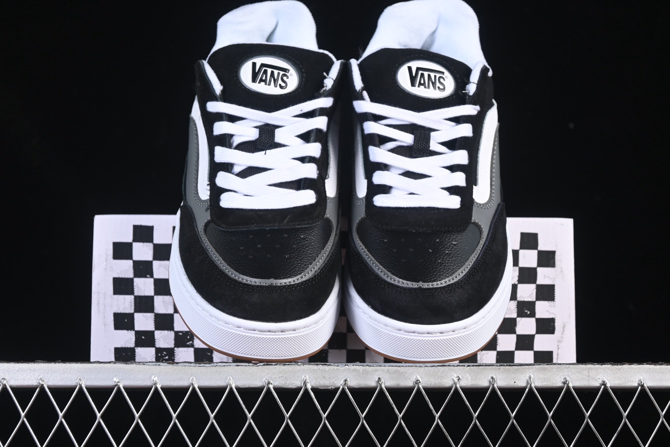 💰140纯原
Vans Skate Estazzo 万斯低帮休闲运动滑板鞋 VN000D45BA2
#工艺：硫化1:1（重量1:1、真标、原钢印、材质标、鞋型标、合格证）
尺码：35 36 36.5 37 38 38.5 39 40 40.5 41 42 42.5 43 44 M.C3