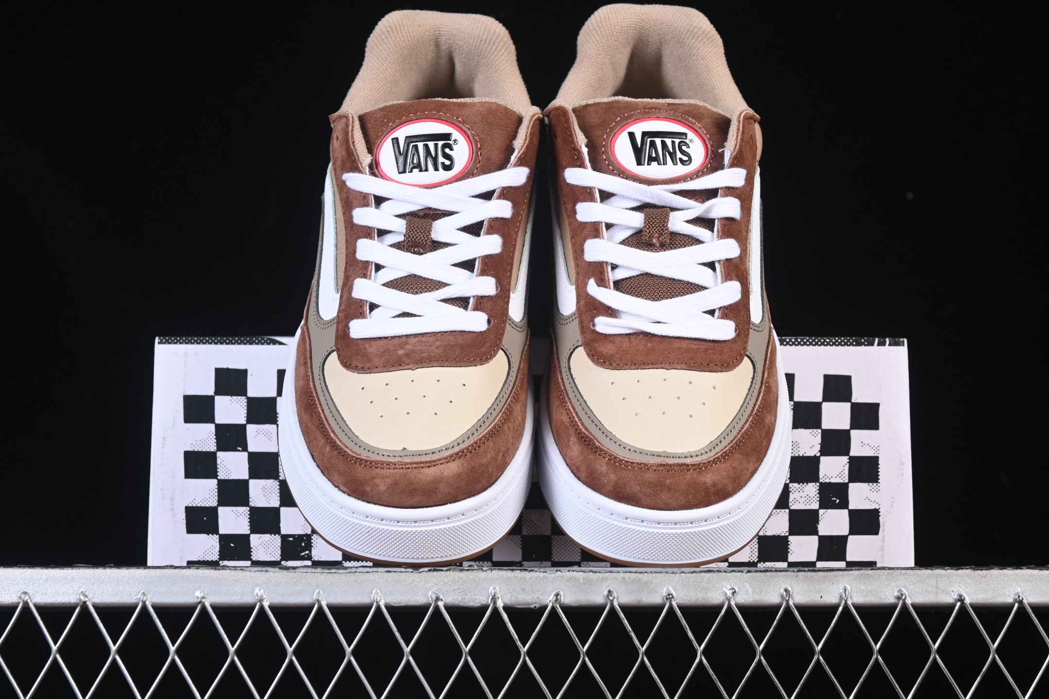 💰140纯原
Vans Skate Estazzo 万斯低帮休闲运动滑板鞋 VN000D45BA1
#工艺：硫化1:1（重量1:1、真标、原钢印、材质标、鞋型标、合格证）
尺码：35 36 36.5 37 38 38.5 39 40 40.5 41 42 42.5 43 44 M.C3