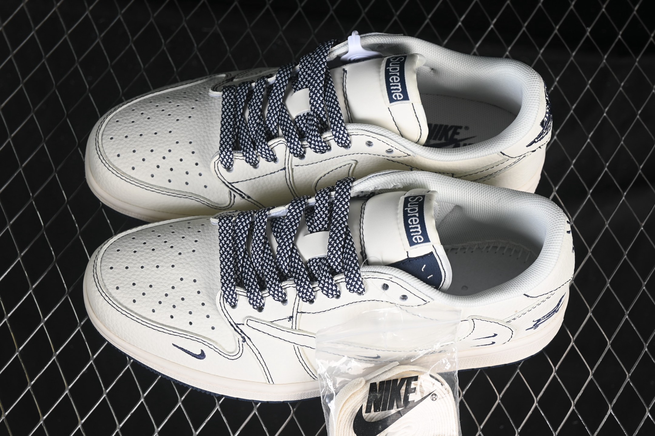 💰280公司级💰380纯原
Travis Scott x Fragment Design x Air Jordan 1 Low OG SP AJ1 乔1米白Nike蓝 低帮文化休闲板鞋 XD0798-308
#多方联名合作融合了Travis Scott 独特的音乐风格，藤原浩个性的设计风格以及Jordan品牌的经典元素 使其成为一双具有独特身份和价值的鞋子 清新而立体的外观加上联名标识更突出了其独特身份 这种配色方案显示出活力和时尚感 在视觉上引人注目 鞋身的质感和细腻的细节处理使其显得高端而格调十足 这款“倒钩”联名是设计与创意完美结合 融合多方的个性风格是一款备受瞩目的潮流鞋款
尺码：36 36.5 37.5 38 38.5 39 40 40.5 41 42 42.5 43 44 44.5 45 9.E5