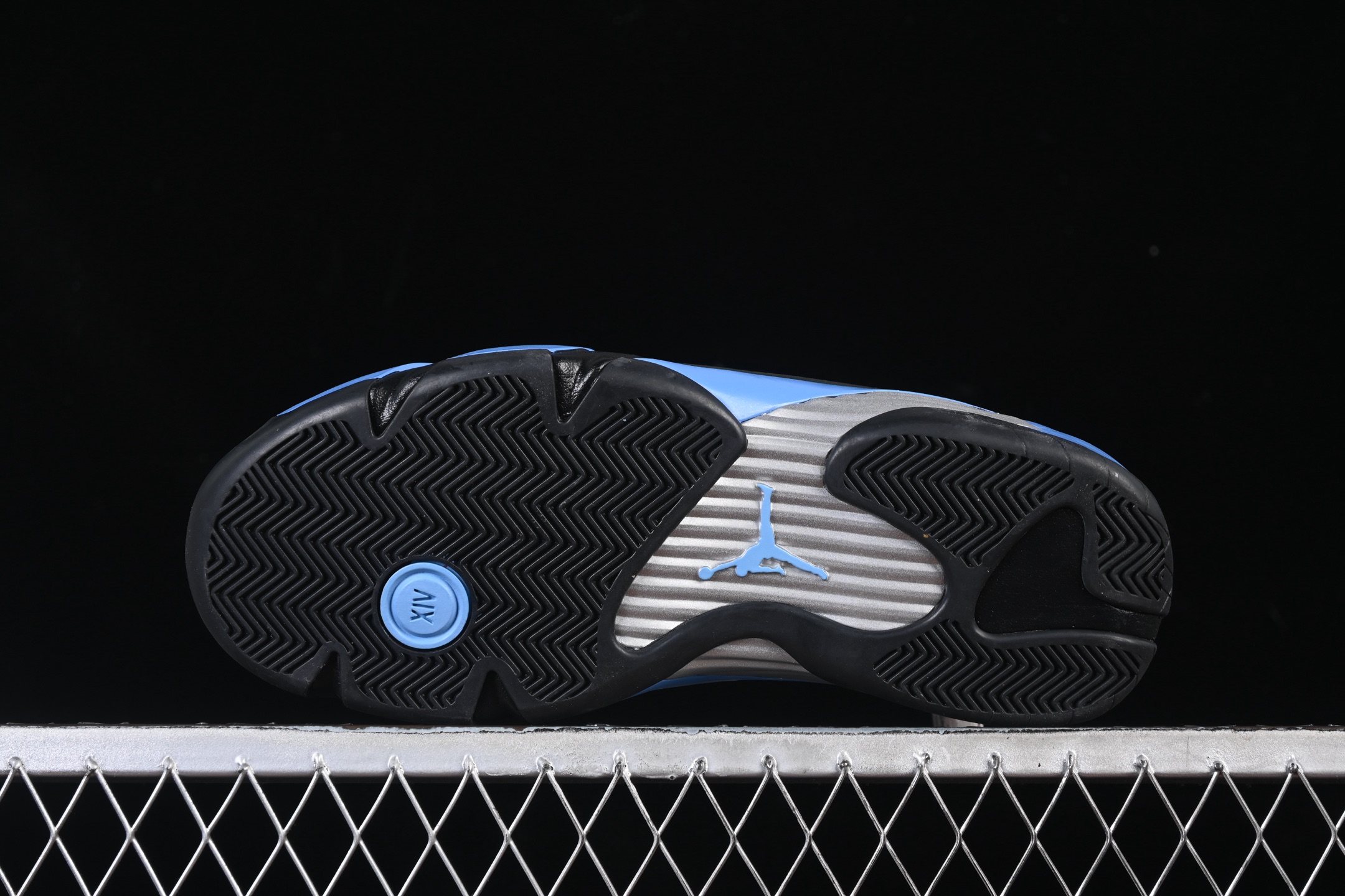 💰480纯原
Air Jordan 14 Retro "Black University Blue" AJ14 乔14法拉利 黑北卡蓝 487471-002
#大厂出品 原楦原纸板 客供原厂材料开发 全麂皮鞋身材质 细节如图所示
尺码：40 40.5 41 42 42.5 43 44 44.5 45 45.5 46 47.5 48.5 P.F6