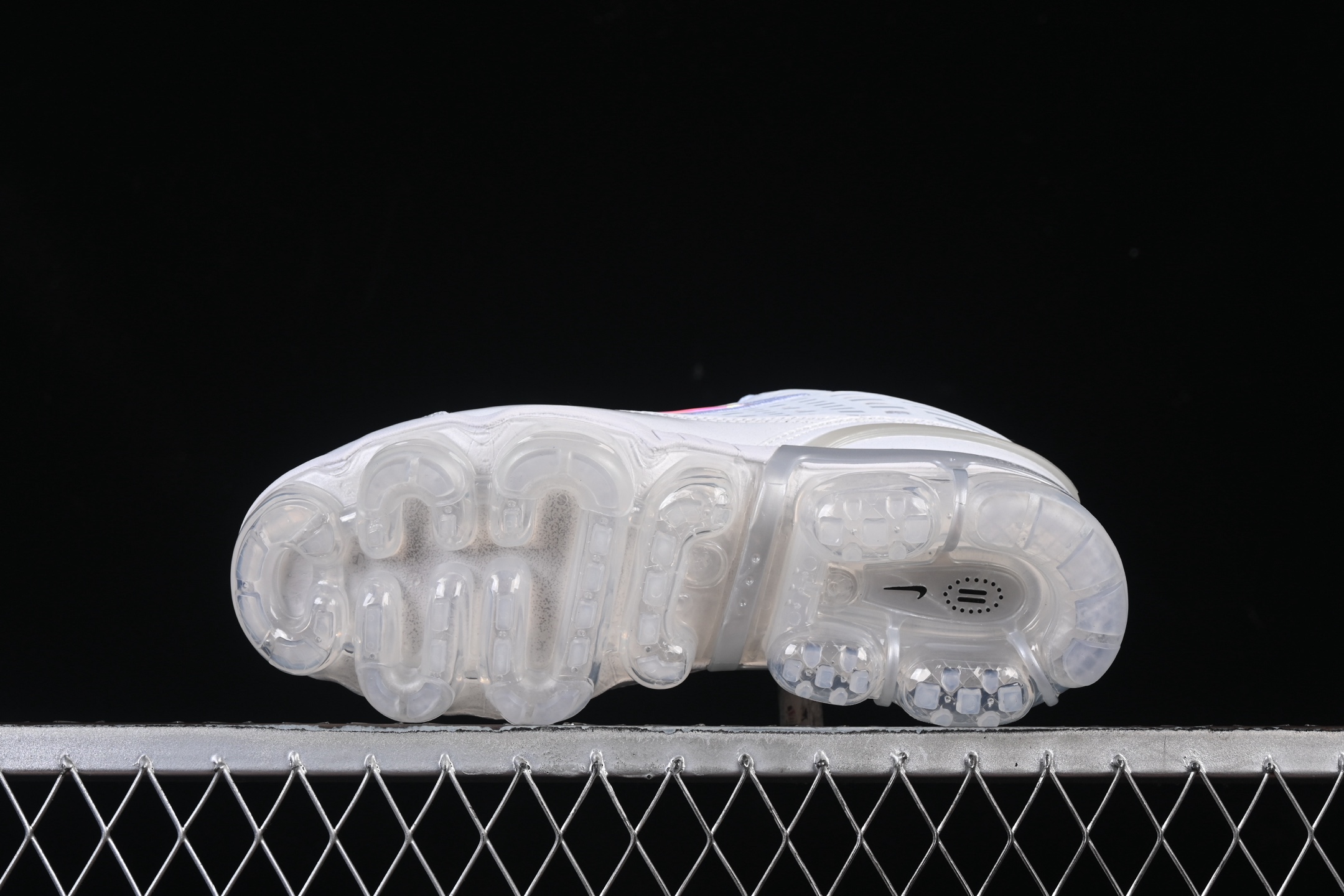 Nike Air Vapormax 360 全掌大气垫透气跑步鞋 CK9671-100#鞋面依旧延续经典