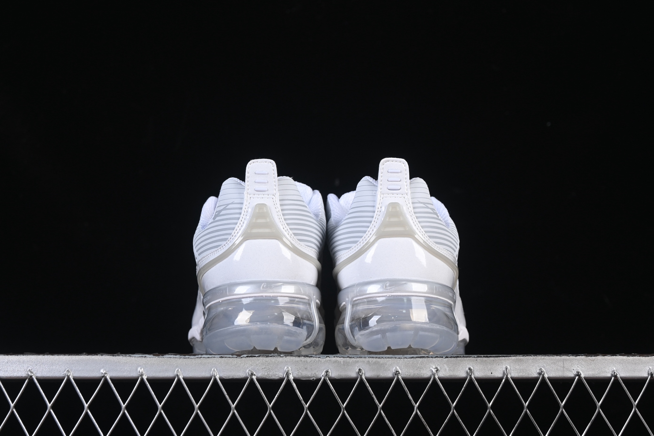 Nike Air Vapormax 360 全掌大气垫透气跑步鞋 CK9671-100#鞋面依旧延续经典