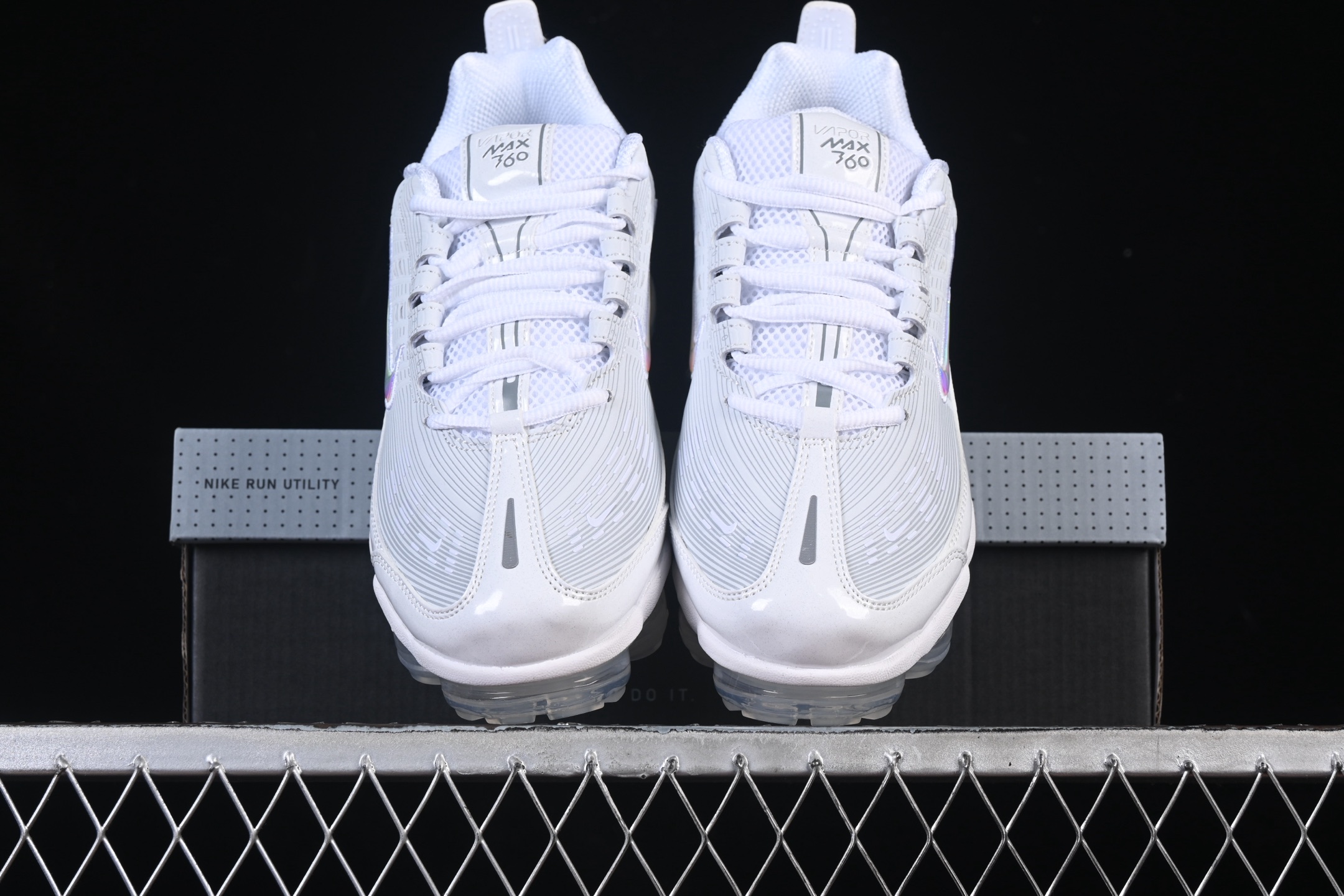 Nike Air Vapormax 360 全掌大气垫透气跑步鞋 CK9671-100#鞋面依旧延续经典