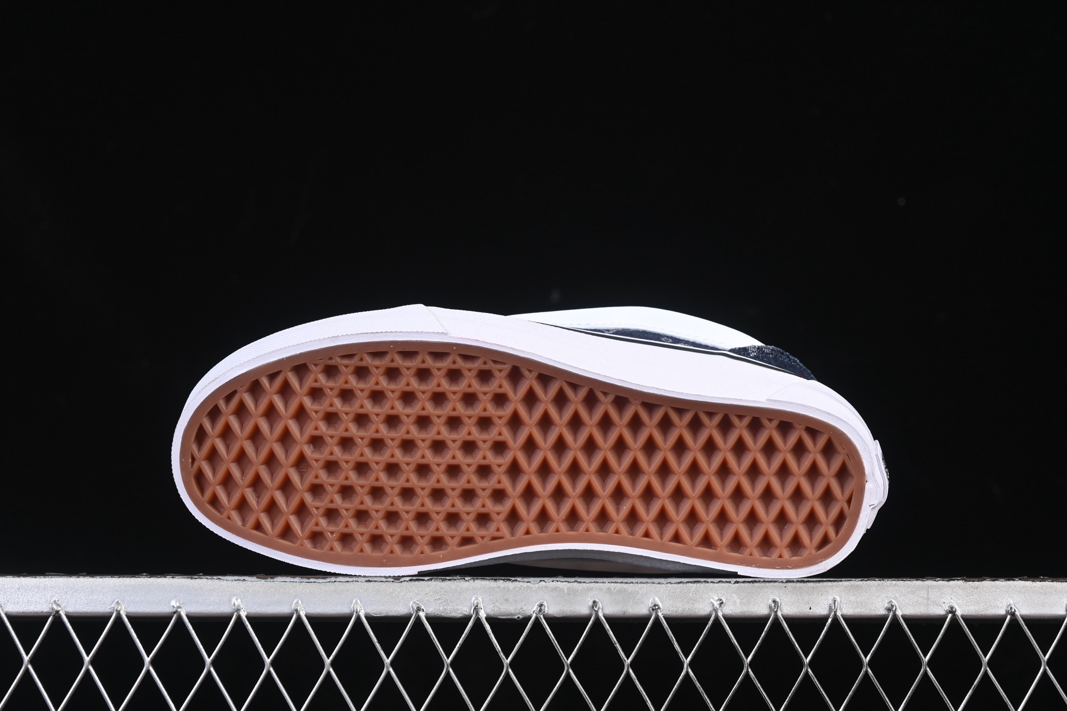 💰140纯原
Vans Knu-Skool Vr3 万斯低帮休闲运动滑板鞋 VN000CS0239
#工艺：硫化1:1（重量1:1、真标、原钢印、材质标、鞋型标、合格证）
尺码：35 36 36.5 37 38 38.5 39 40 40.5 41 42 42.5 43 44 M.C3