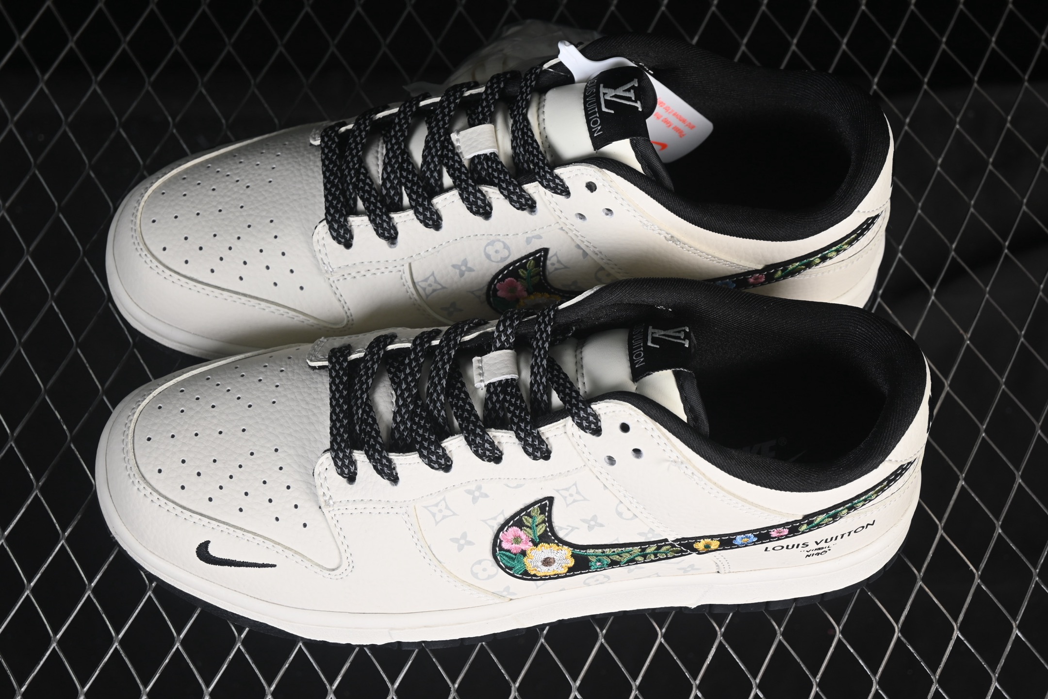 Nike SB Dunk Low 手工刺绣 米白黑LV印花 高端定制 低帮休闲板鞋 DS6608-017