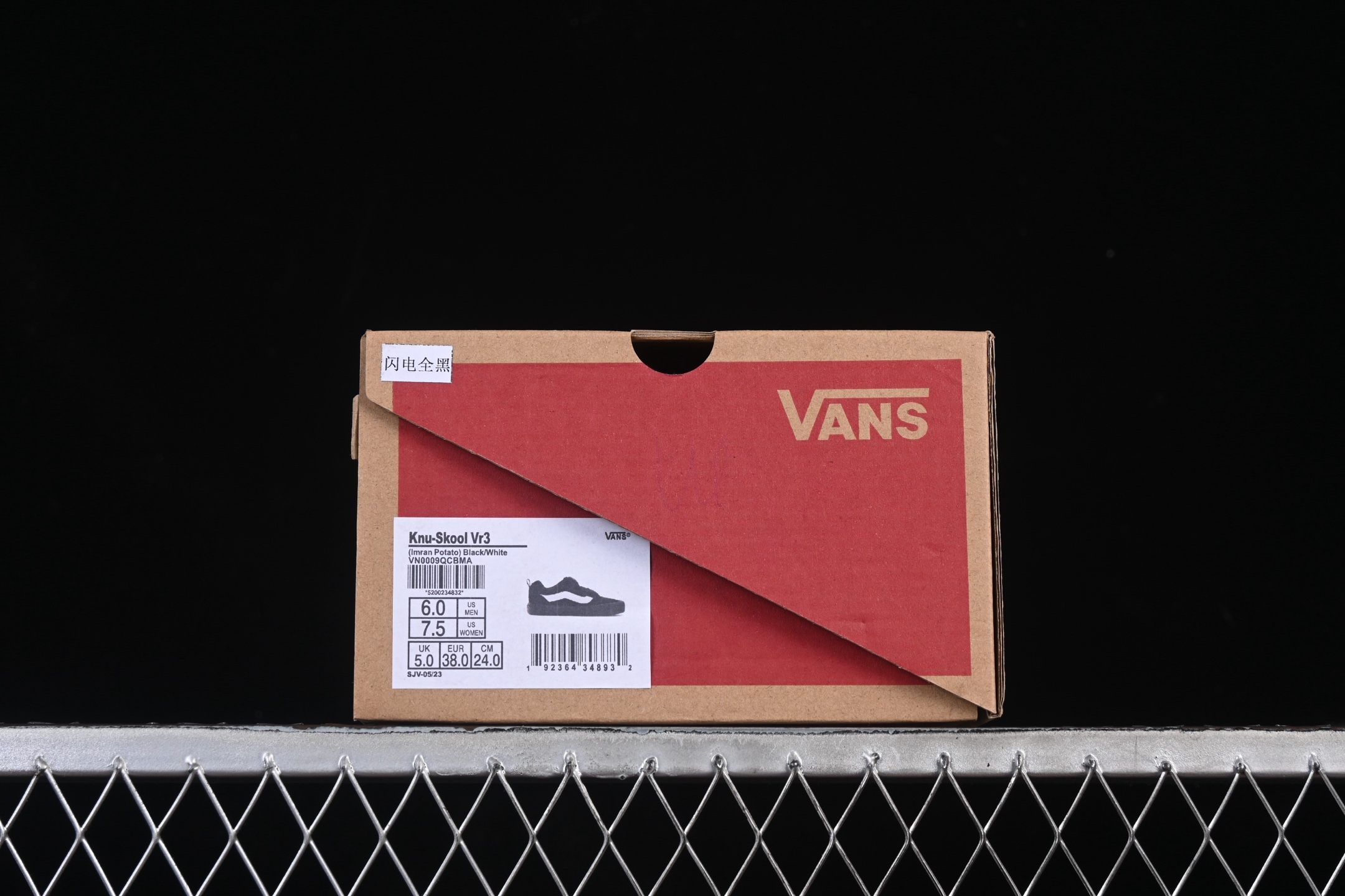 💰130纯原
 Vans Knu-Skool Vr3 万斯低帮休闲运动滑板鞋 VN0009QCBMA
#工艺：硫化1:1（重量1:1、真标、原钢印、材质标、鞋型标、合格证）
尺码：35 36 36.5 37 38 38.5 39 40 40.5 41 42 42.5 43 44 M.C3