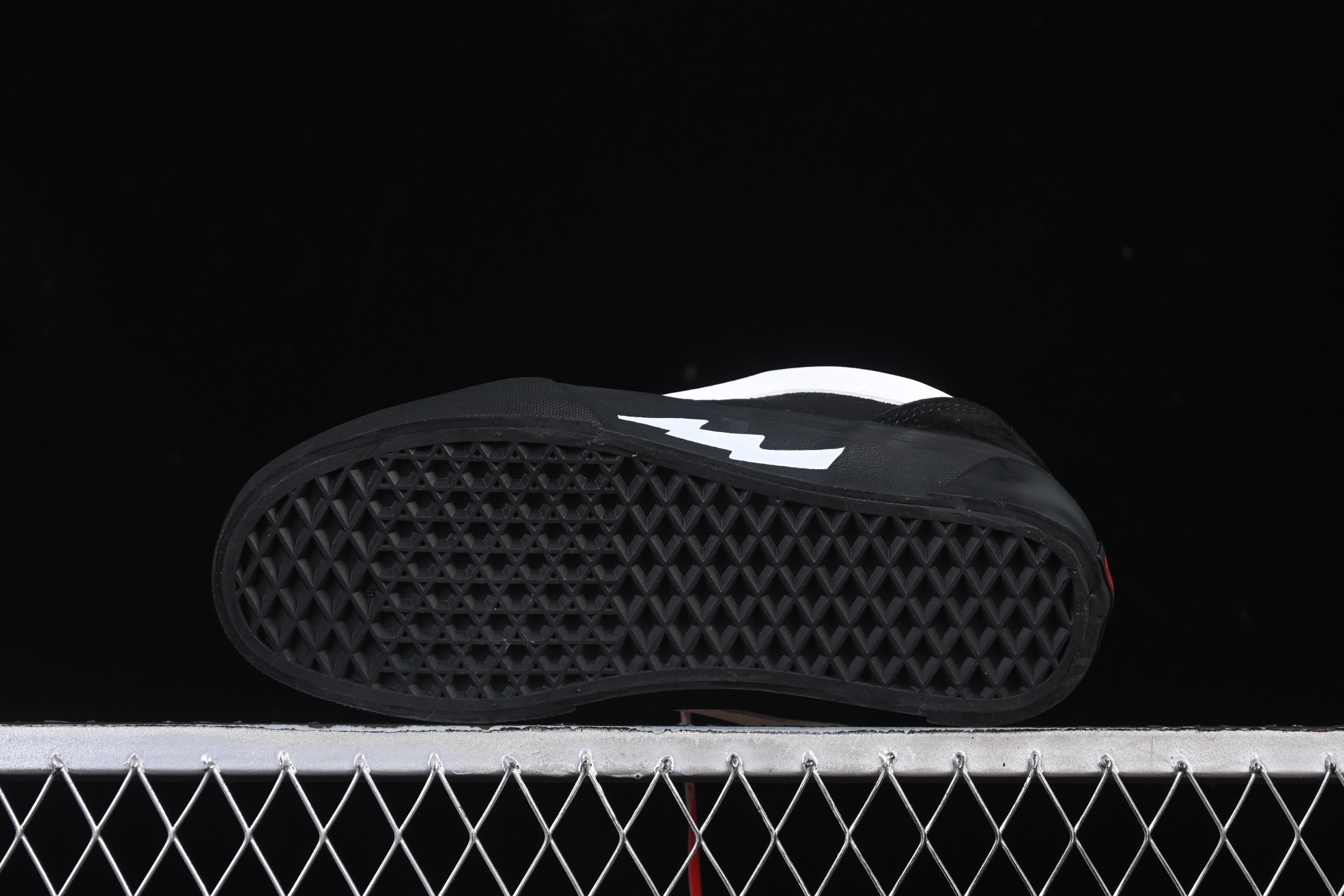 💰130纯原
 Vans Knu-Skool Vr3 万斯低帮休闲运动滑板鞋 VN0009QCBMA
#工艺：硫化1:1（重量1:1、真标、原钢印、材质标、鞋型标、合格证）
尺码：35 36 36.5 37 38 38.5 39 40 40.5 41 42 42.5 43 44 M.C3