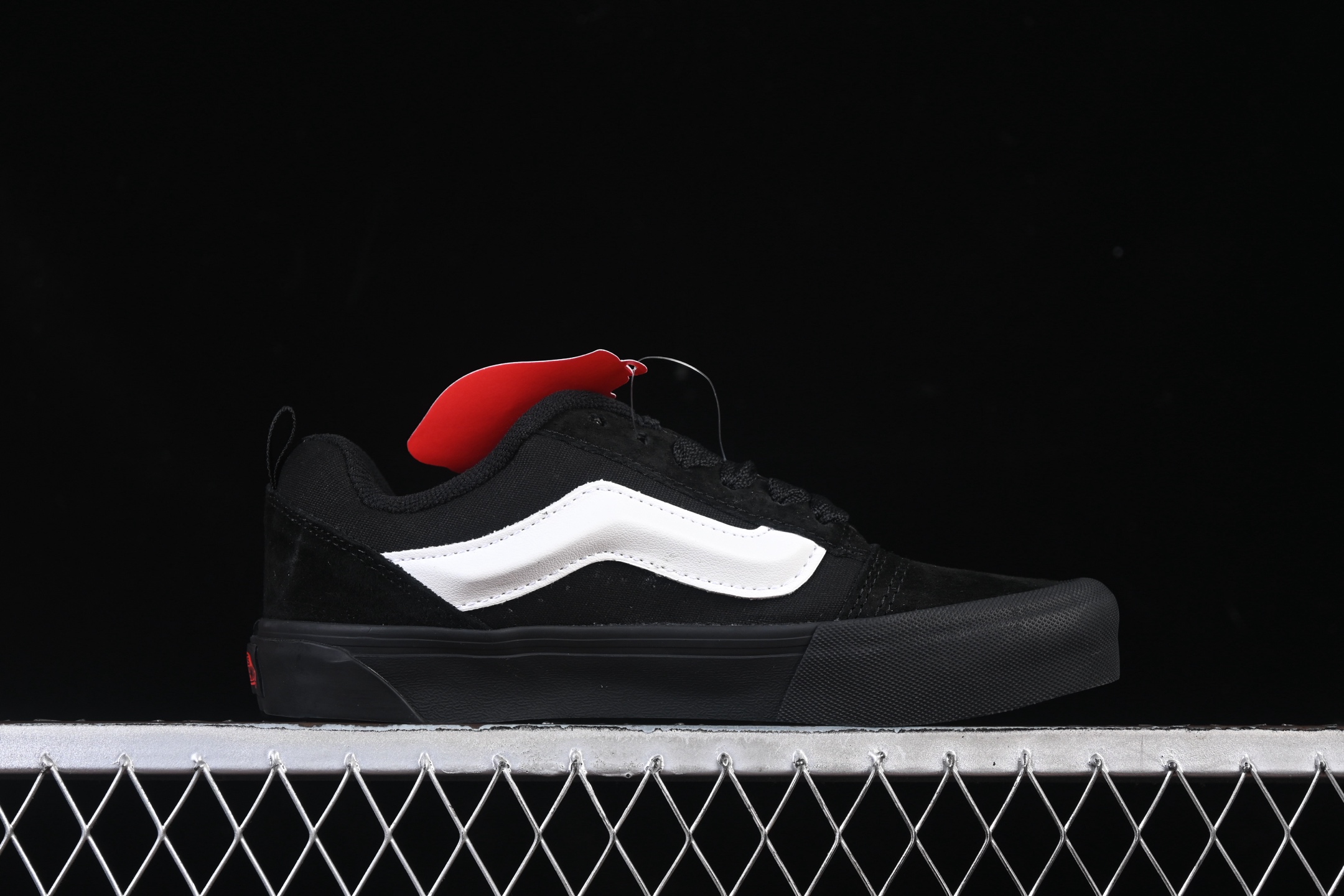 💰130纯原
 Vans Knu-Skool Vr3 万斯低帮休闲运动滑板鞋 VN0009QCBMA
#工艺：硫化1:1（重量1:1、真标、原钢印、材质标、鞋型标、合格证）
尺码：35 36 36.5 37 38 38.5 39 40 40.5 41 42 42.5 43 44 M.C3