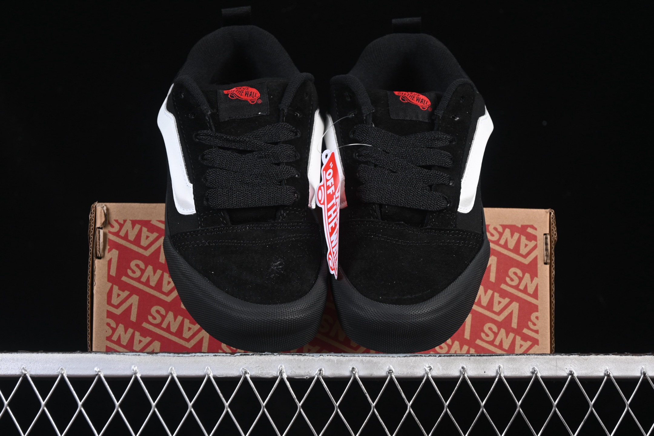 💰130纯原
 Vans Knu-Skool Vr3 万斯低帮休闲运动滑板鞋 VN0009QCBMA
#工艺：硫化1:1（重量1:1、真标、原钢印、材质标、鞋型标、合格证）
尺码：35 36 36.5 37 38 38.5 39 40 40.5 41 42 42.5 43 44 M.C3