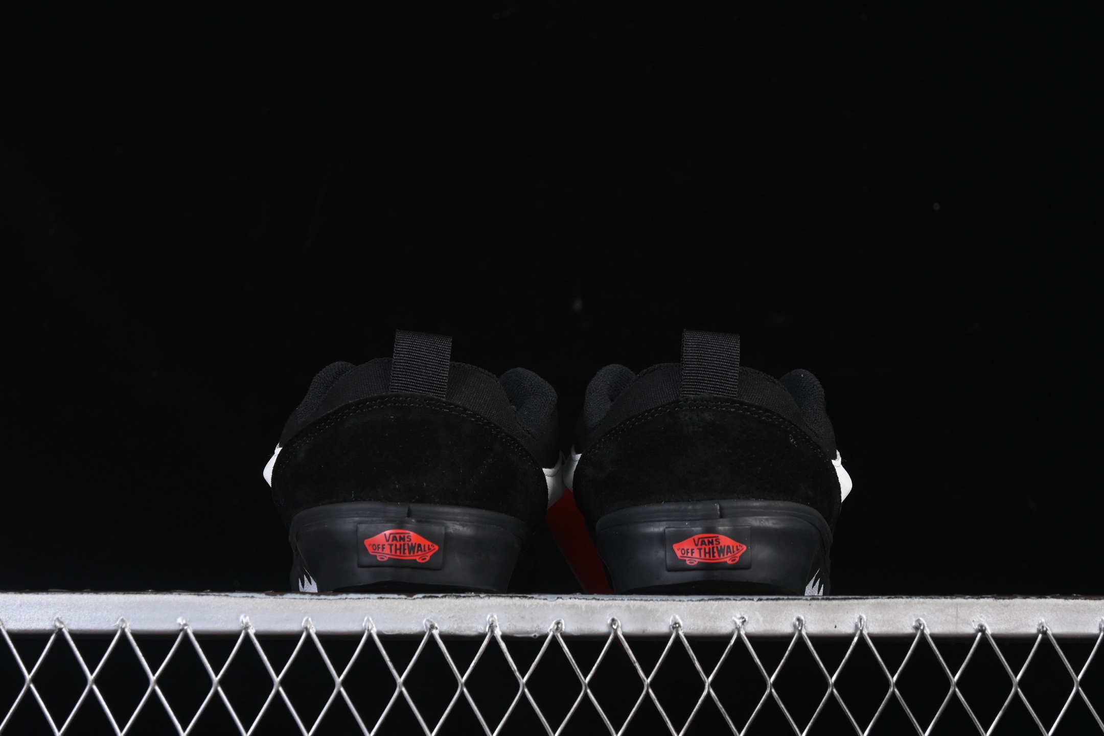 💰130纯原
 Vans Knu-Skool Vr3 万斯低帮休闲运动滑板鞋 VN0009QCBMA
#工艺：硫化1:1（重量1:1、真标、原钢印、材质标、鞋型标、合格证）
尺码：35 36 36.5 37 38 38.5 39 40 40.5 41 42 42.5 43 44 M.C3