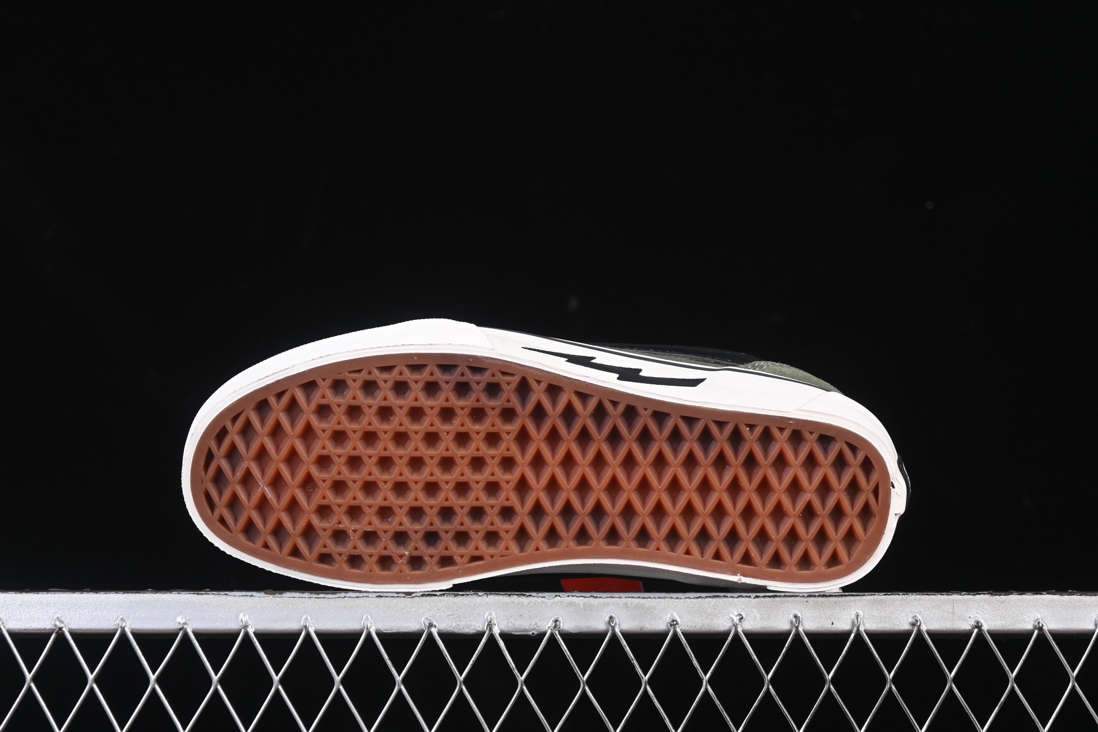 💰150纯原
 Vans Knu Skool Dr 万斯低帮休闲滑板鞋 VN000CZU50K
#工艺：硫化1:1（重量1:1、真标、原钢印、材质标、鞋型标、合格证）
尺码：35 36 36.5 37 38 38.5 39 40 40.5 41 42 42.5 43 44 M.C3