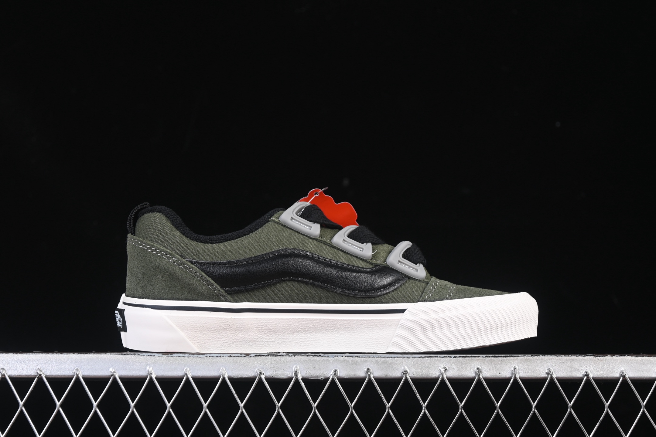 💰150纯原
 Vans Knu Skool Dr 万斯低帮休闲滑板鞋 VN000CZU50K
#工艺：硫化1:1（重量1:1、真标、原钢印、材质标、鞋型标、合格证）
尺码：35 36 36.5 37 38 38.5 39 40 40.5 41 42 42.5 43 44 M.C3