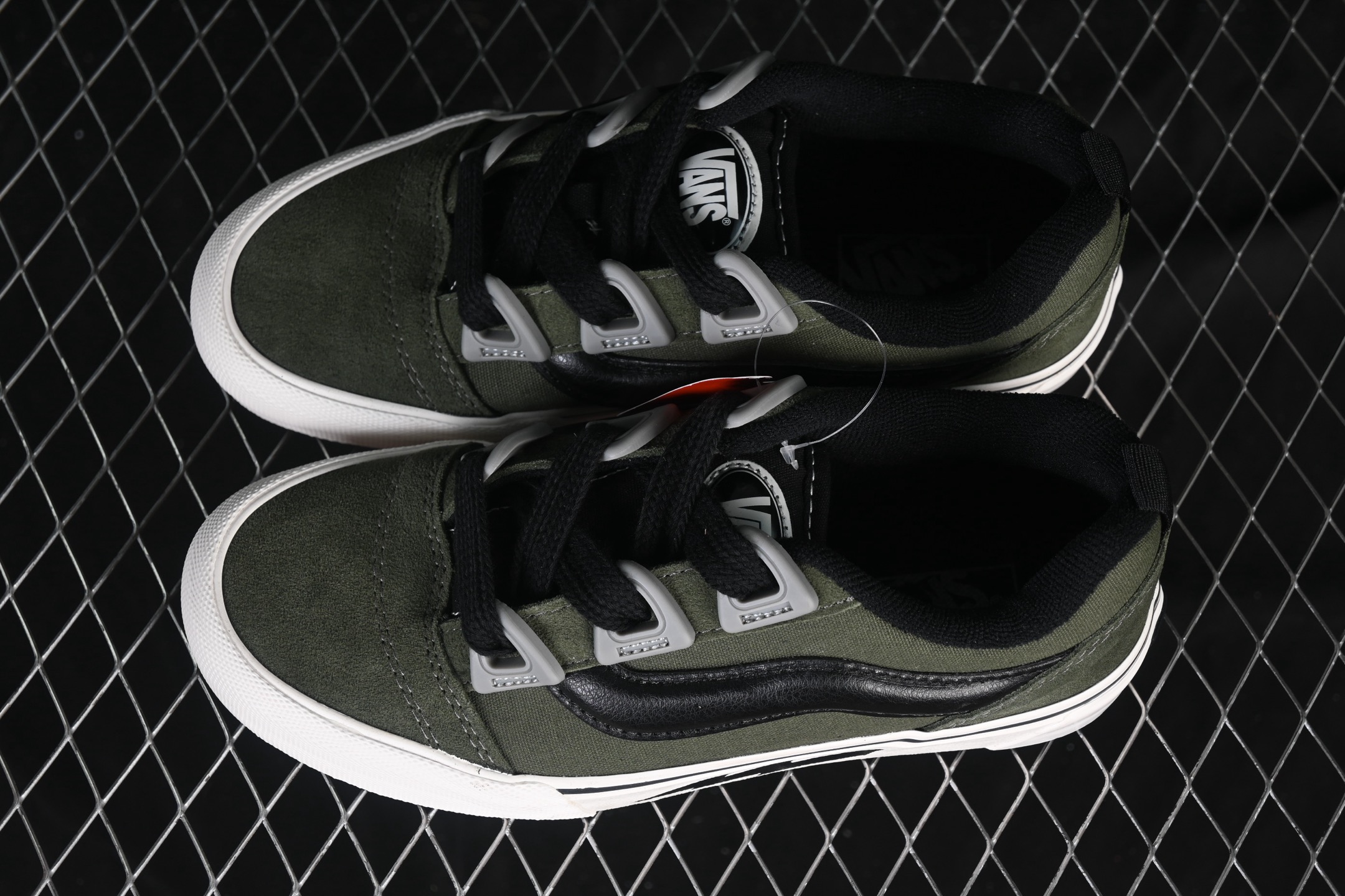 💰150纯原
 Vans Knu Skool Dr 万斯低帮休闲滑板鞋 VN000CZU50K
#工艺：硫化1:1（重量1:1、真标、原钢印、材质标、鞋型标、合格证）
尺码：35 36 36.5 37 38 38.5 39 40 40.5 41 42 42.5 43 44 M.C3