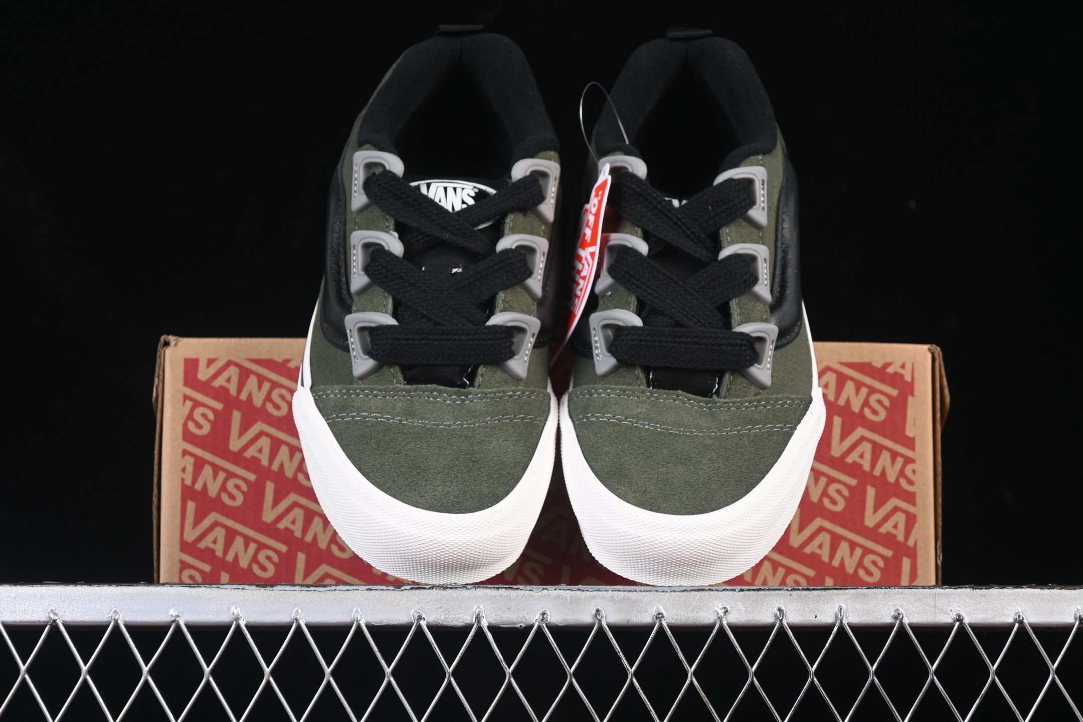 💰150纯原
 Vans Knu Skool Dr 万斯低帮休闲滑板鞋 VN000CZU50K
#工艺：硫化1:1（重量1:1、真标、原钢印、材质标、鞋型标、合格证）
尺码：35 36 36.5 37 38 38.5 39 40 40.5 41 42 42.5 43 44 M.C3