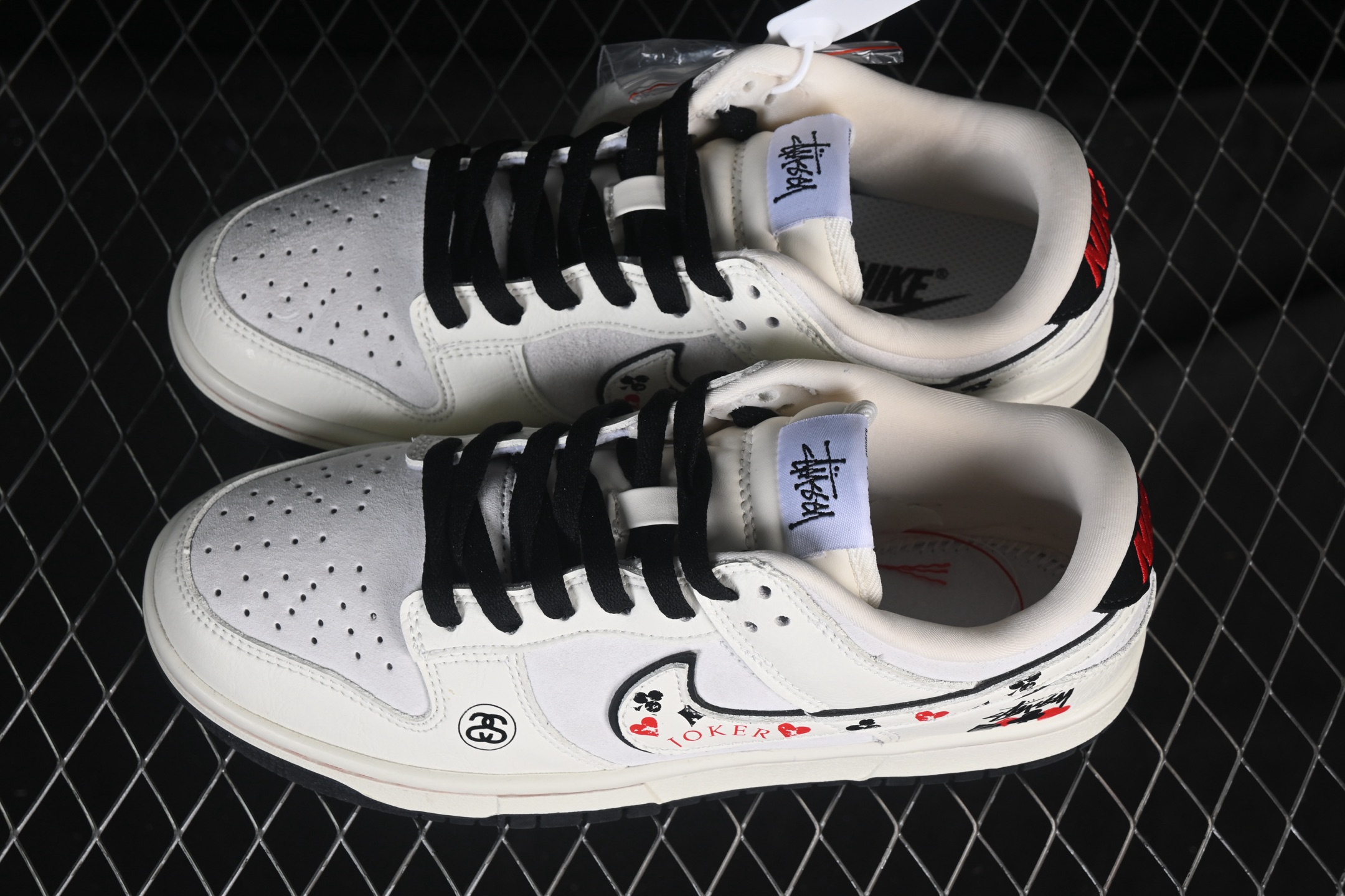 💰280公司级💰360纯原
Nike SB Dunk Low 斯图西联名 白黑红 高端定制 低帮休闲板鞋 YF9511-913
#定制鞋盒 大厂纯原品质出货 超高清洁度 高级麂皮 皮料切割干净无任何毛边 细节完美
尺码：36 36.5 37.5 38 38.5 39 40 40.5 41 42 42.5 43 44 44.5 45 9.E5