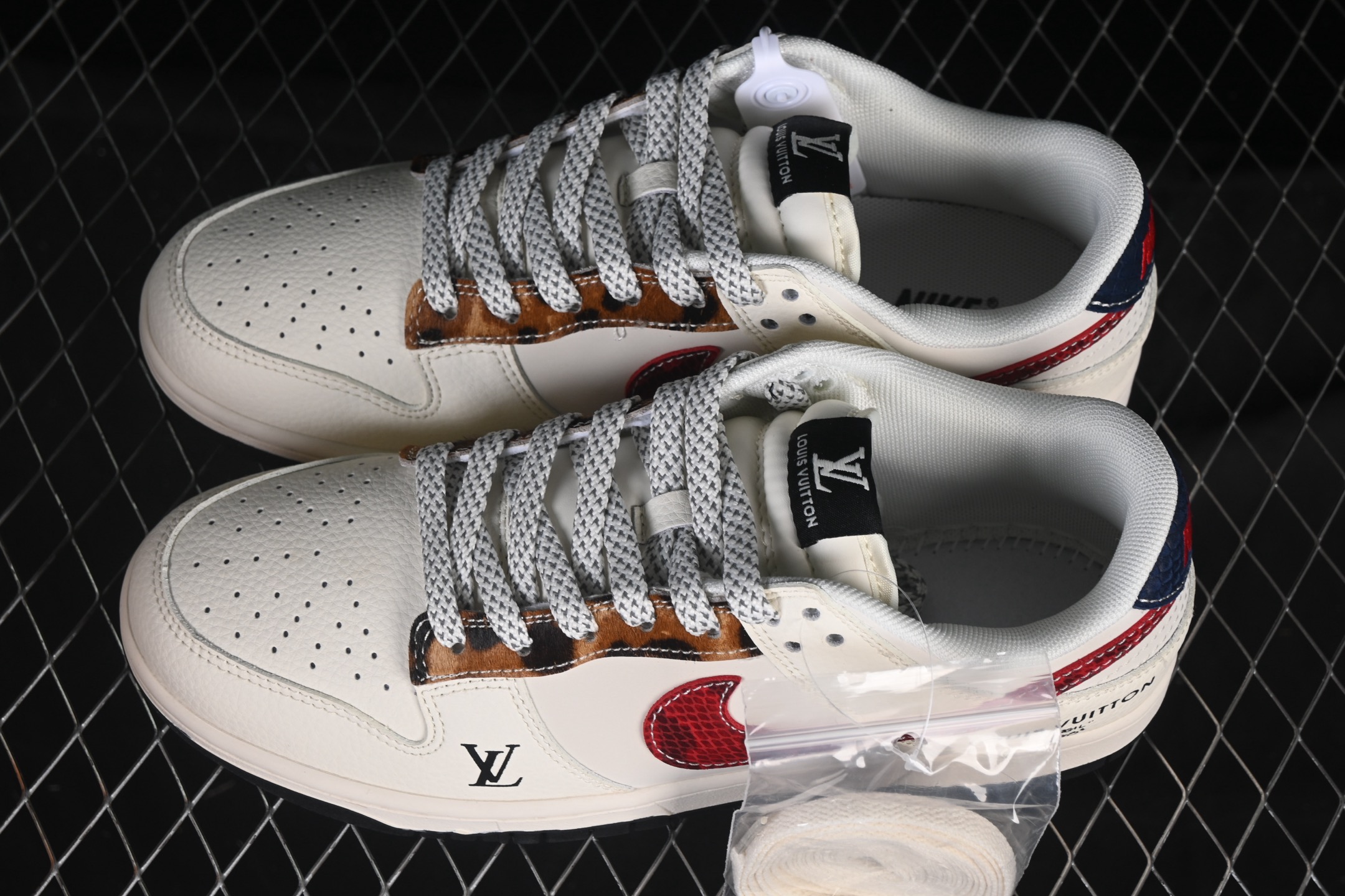 💰280公司级💰360纯原
 Nike SB Dunk Low LV联名 暗红勾 周年高端定制 低帮休闲板鞋 XS6089-627
#定制鞋盒 大厂纯原品质出货 超高清洁度 皮料切割干净无任何毛边 细节完美 
尺码：36 36.5 37.5 38 38.5 39 40 40.5 41 42 42.5 43 44 44.5 45 9.E5