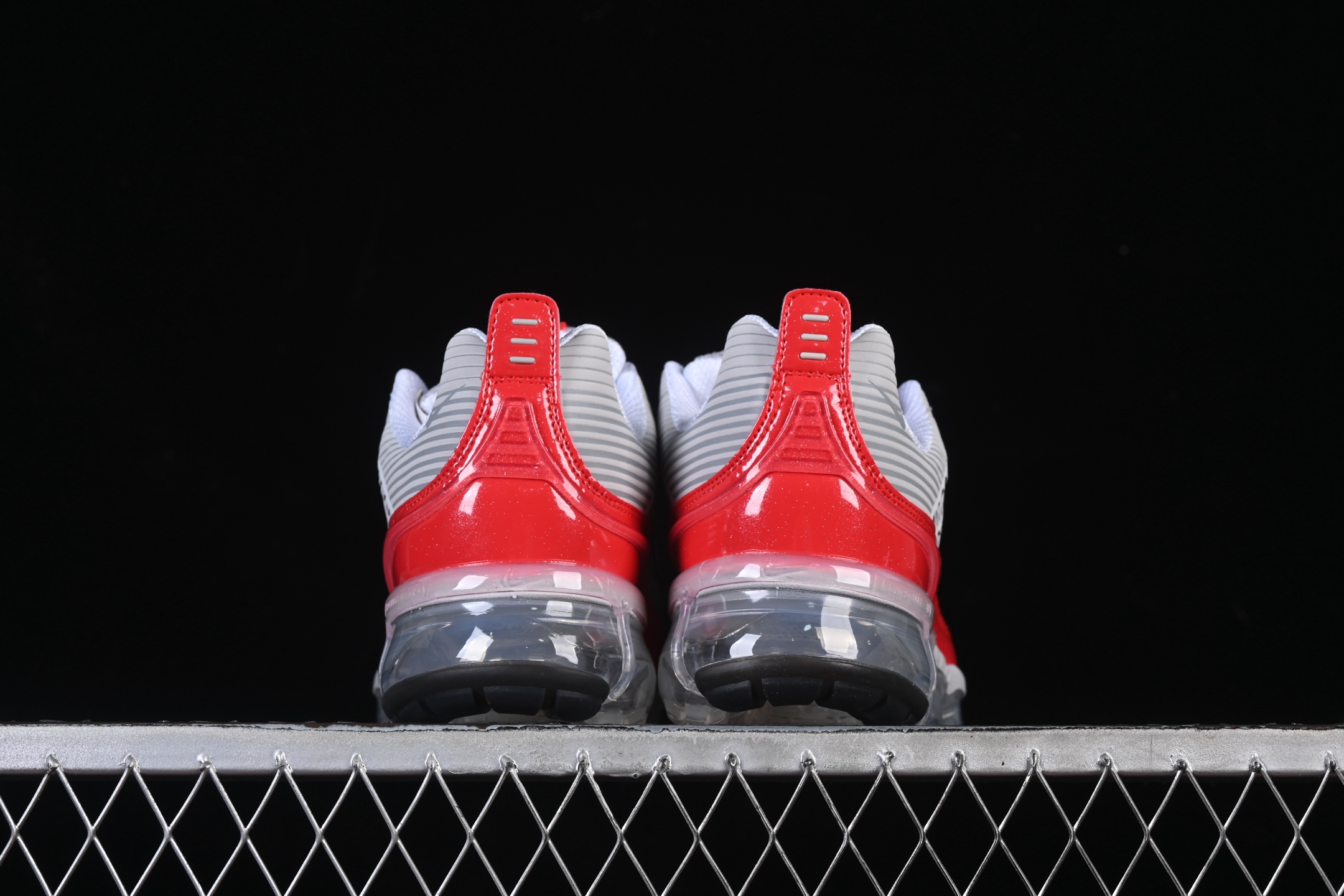 Nike Air Vapormax 360 全掌大气垫透气跑步鞋 CK2718-002#鞋面依旧延续经典