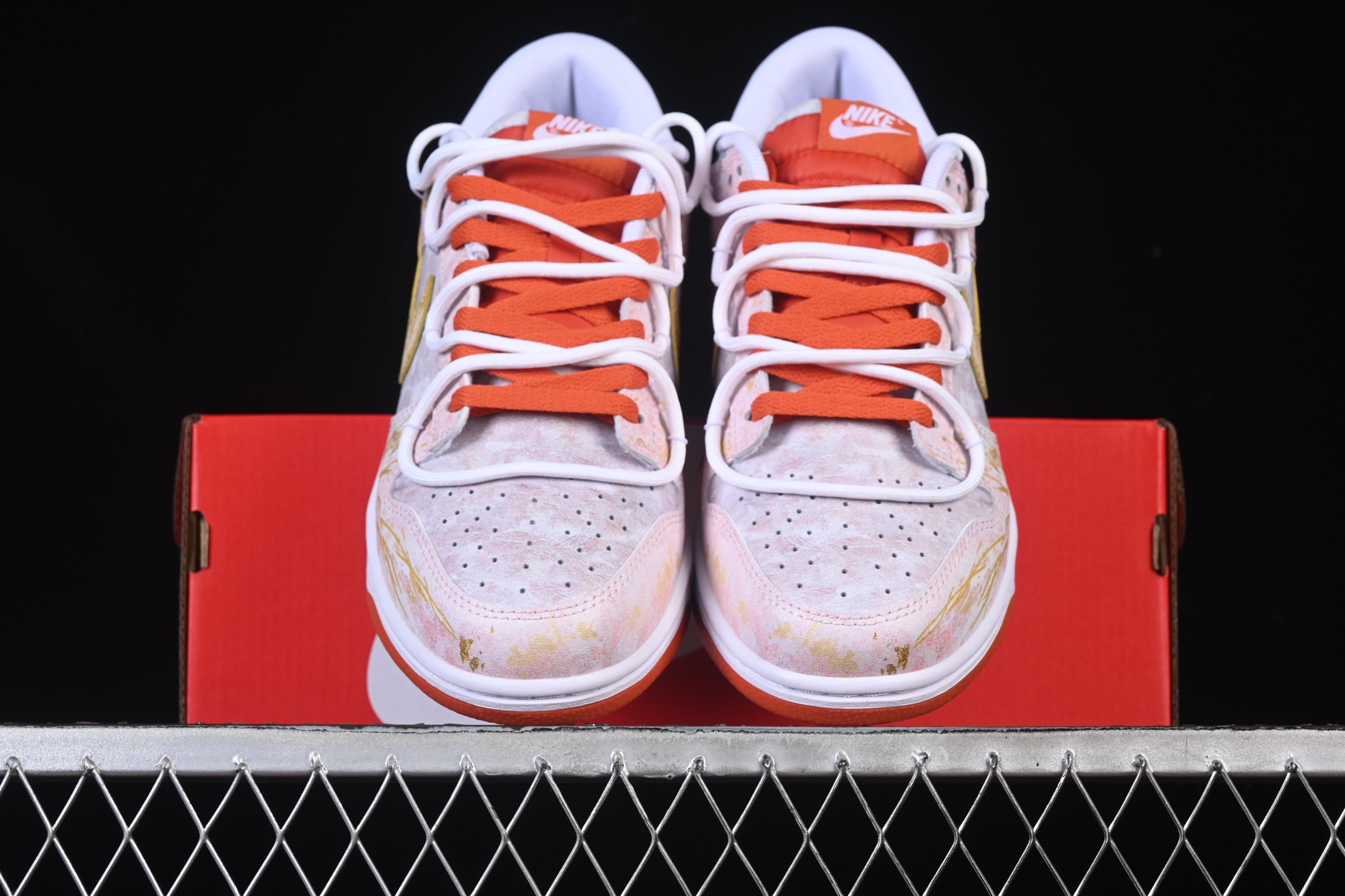 💰280公司级💰360纯原
Nike SB Dunk Low 绑带 周年高端定制 低帮休闲板鞋 FQ6965-700
#定制鞋盒 大厂纯原品质出货 超高清洁度 皮料切割干净无任何毛边 细节完美 
尺码：40 40.5 41 42 42.5 43 44 44.5 45 46 9.E5