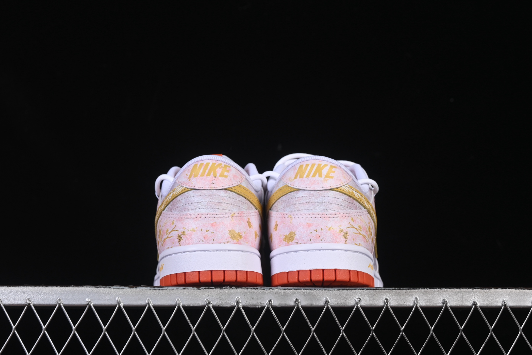 💰280公司级💰360纯原
Nike SB Dunk Low 绑带 周年高端定制 低帮休闲板鞋 FQ6965-700
#定制鞋盒 大厂纯原品质出货 超高清洁度 皮料切割干净无任何毛边 细节完美 
尺码：40 40.5 41 42 42.5 43 44 44.5 45 46 9.E5