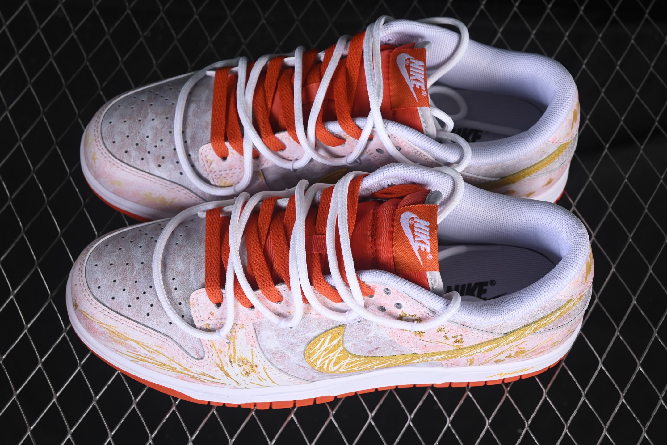 💰280公司级💰360纯原
Nike SB Dunk Low 绑带 周年高端定制 低帮休闲板鞋 FQ6965-700
#定制鞋盒 大厂纯原品质出货 超高清洁度 皮料切割干净无任何毛边 细节完美 
尺码：40 40.5 41 42 42.5 43 44 44.5 45 46 9.E5