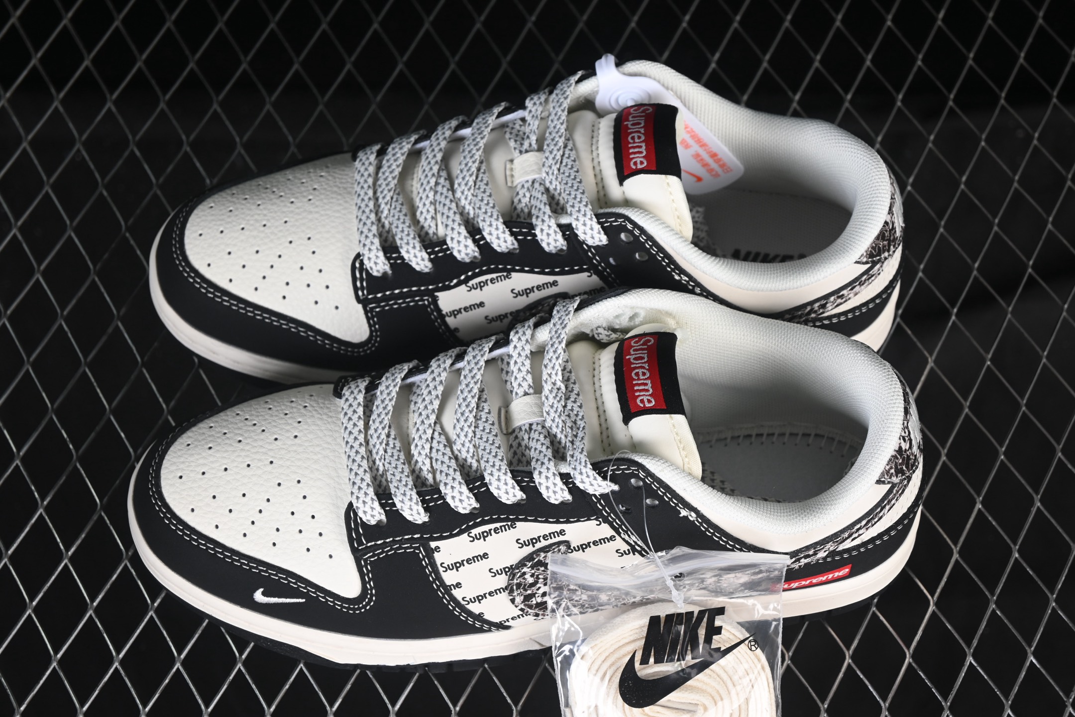 💰280公司级💰360纯原
 Nike SB Dunk Low 联名 黑花勾 周年高端定制 低帮休闲板鞋 XS6089-624
#定制鞋盒 大厂纯原品质出货 超高清洁度 皮料切割干净无任何毛边 细节完美 
尺码：36 36.5 37.5 38 38.5 39 40 40.5 41 42 42.5 43 44 44.5 45 9.E5