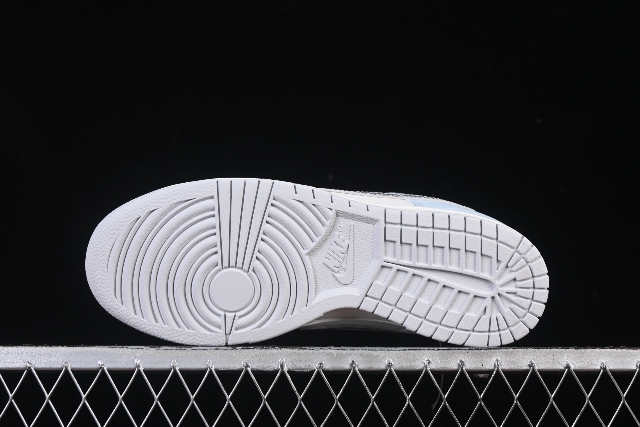 💰280公司级💰360纯原
Nike SB Dunk Low "Just Do It" 周年高端定制 低帮休闲板鞋 GG0508-036
#定制鞋盒 超高清洁度 皮料切割干净无任何毛边 细节完美 
尺码：36 36.5 37.5 38 38.5 39 40 40.5 41 42 42.5 43 44 9.E5