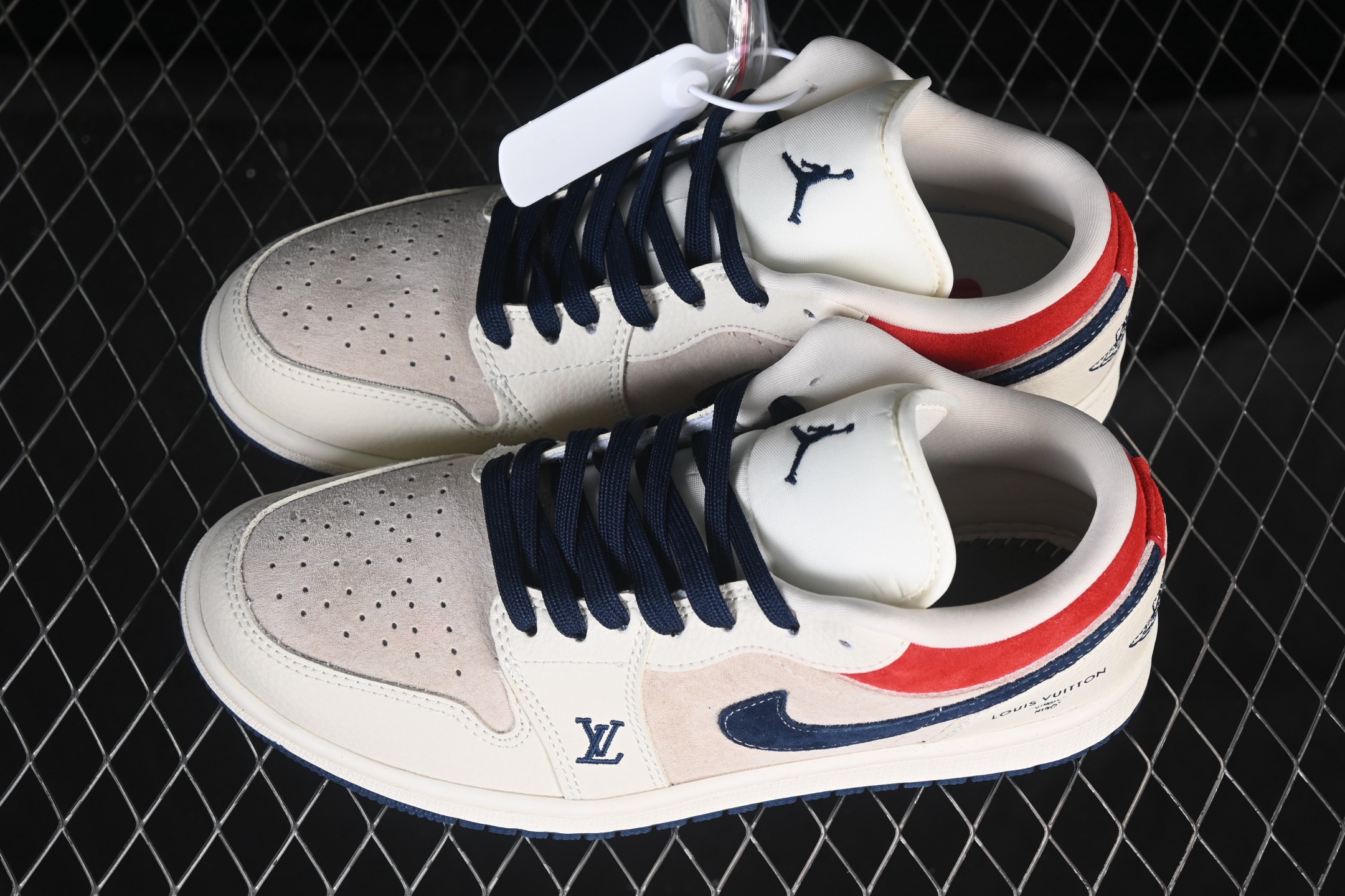 💰280公司级💰320纯原
 Air Jordan 1 Low AJ1 乔1联名款 米白红蓝猪八 高端定制 低帮复古篮球鞋 LD8888-009
#定制鞋盒 大厂纯原品质出货 超高清洁度 皮料切割干净无任何毛边 细节完美 
尺码：36 36.5 37.5 38 38.5 39 40 40.5 41 42 42.5 43 44 44.5 45 9.D4