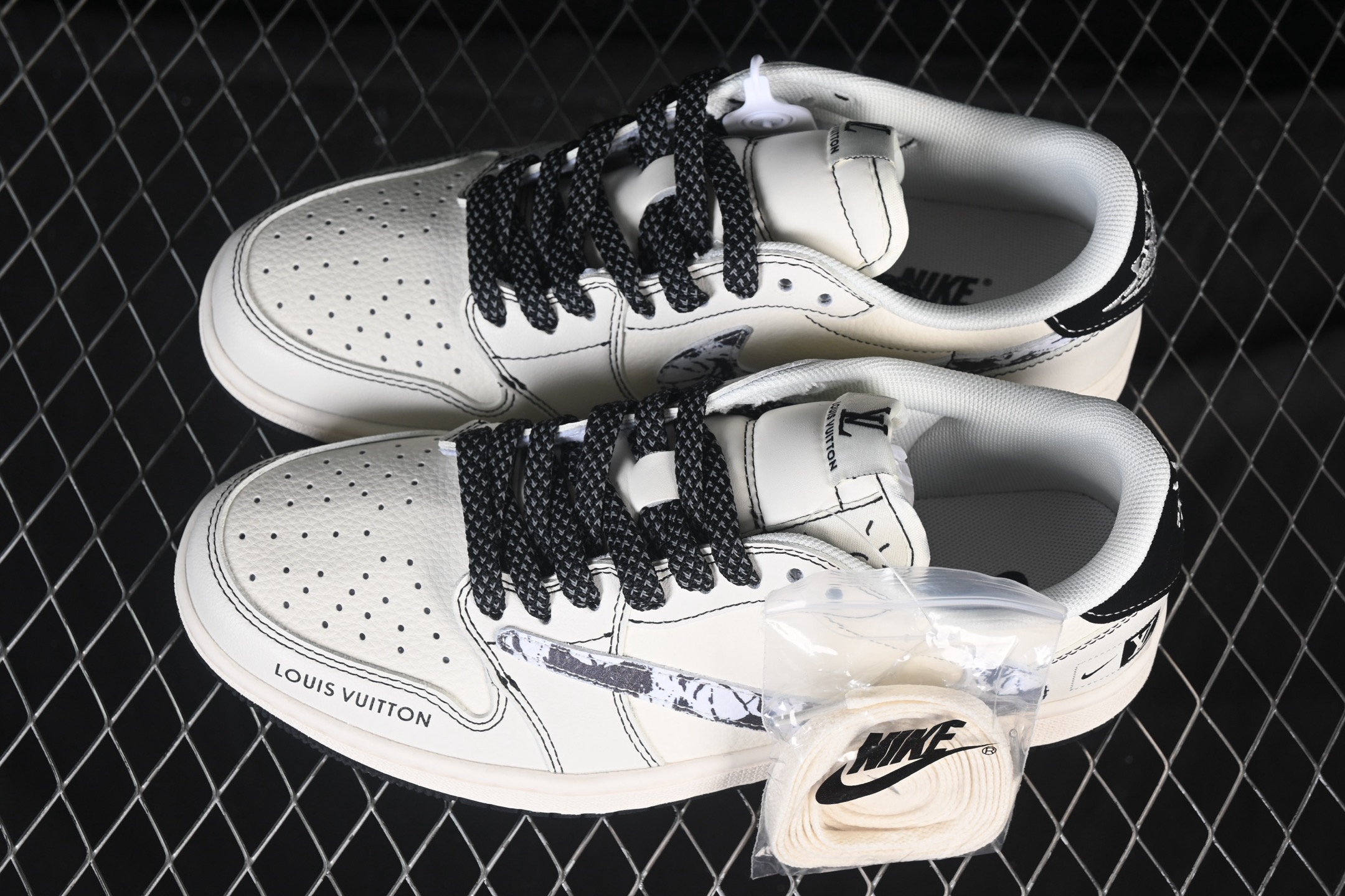 💰280公司级💰380纯原
 Travis Scott x Fragment Design x Air Jordan 1 Low OG SP AJ1 乔1LV联名 黑线涂鸦勾 低帮文化休闲板鞋 XS7089-616
#多方联名合作融合了Travis Scott 独特的音乐风格，藤原浩个性的设计风格以及Jordan品牌的经典元素 使其成为一双具有独特身份和价值的鞋子 清新而立体的外观加上联名标识更突出了其独特身份 这种配色方案显示出活力和时尚感 在视觉上引人注目 鞋身的质感和细腻的细节处理使其显得高端而格调十足 这款“倒钩”联名是设计与创意完美结合 融合多方的个性风格是一款备受瞩目的潮流鞋款
尺码：36 36.5 37.5 38 38.5 39 40 40.5 41 42 42.5 43 44 44.5 45 9.E5