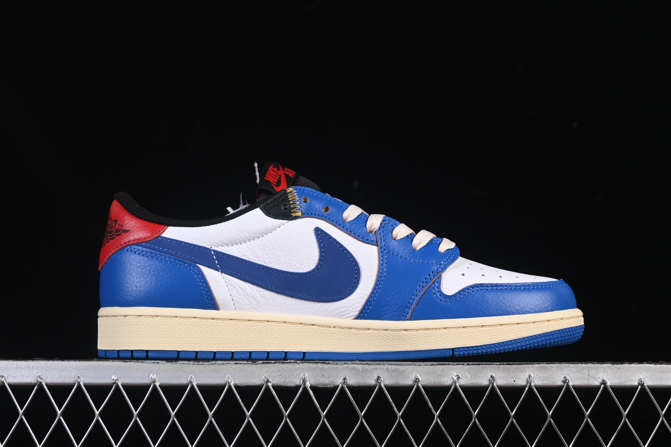 💰260公司级💰320纯原
 Air Jordan 1 Low AJ1 乔1 UN蓝白 低帮文化休闲板鞋 HQ6998-146
尺码：36 36.5 37.5 38 38.5 39 40 40.5 41 42 42.5 43 44 44.5 45 46 47.5 WMD4