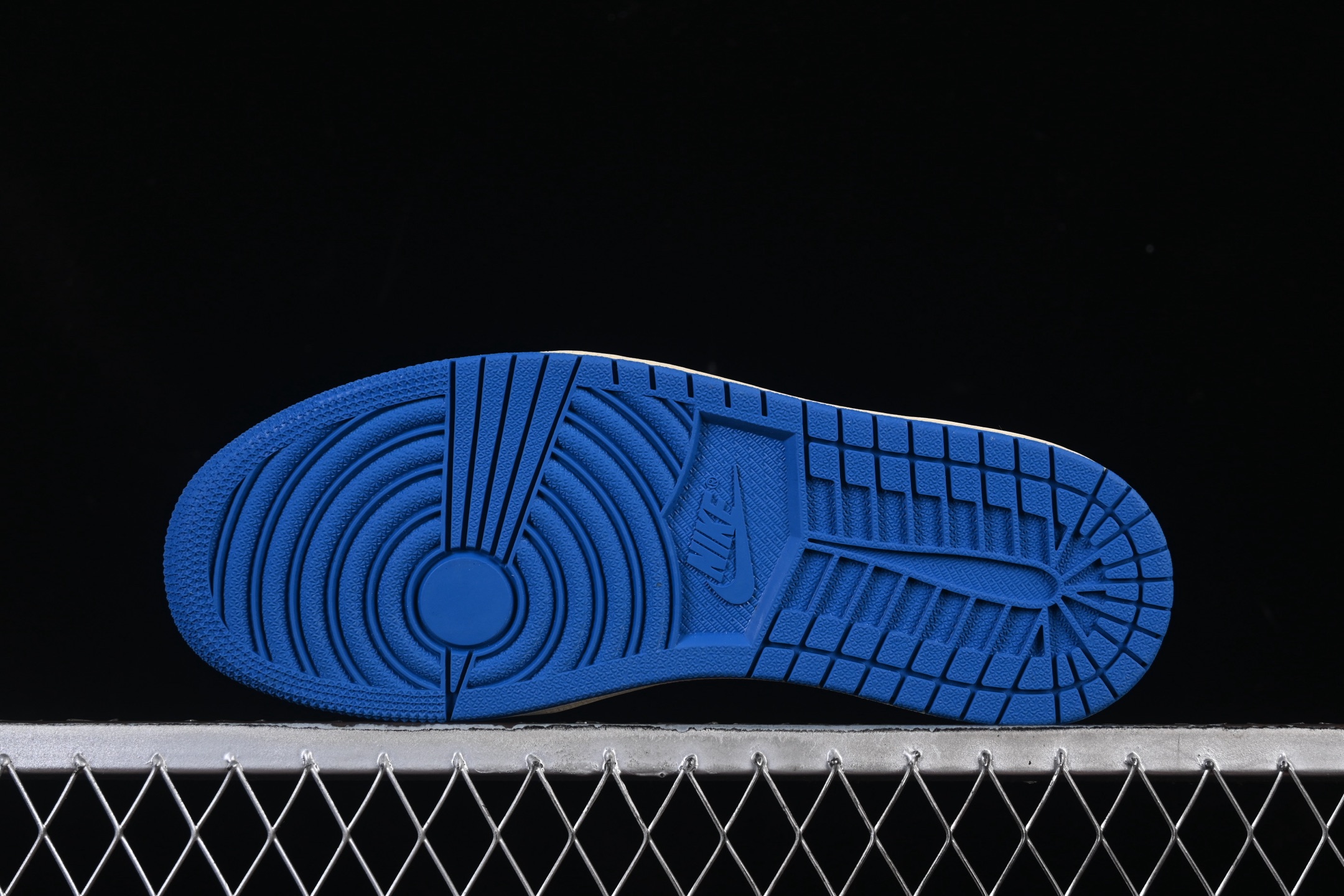 💰260公司级💰320纯原
 Air Jordan 1 Low AJ1 乔1 UN蓝白 低帮文化休闲板鞋 HQ6998-146
尺码：36 36.5 37.5 38 38.5 39 40 40.5 41 42 42.5 43 44 44.5 45 46 47.5 WMD4