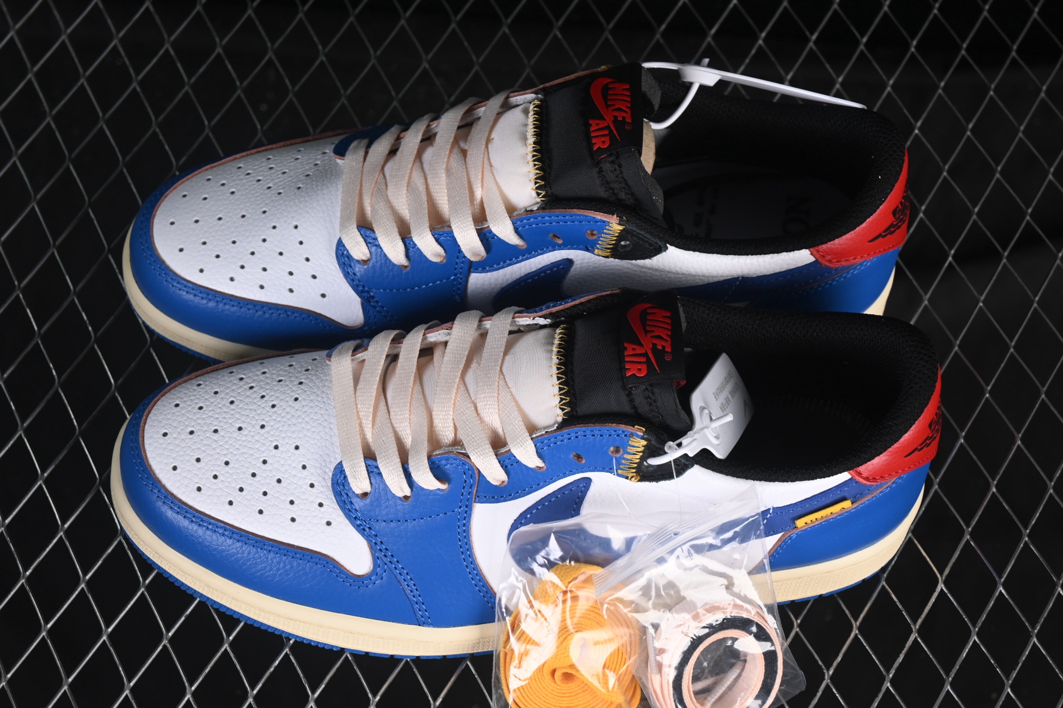 💰260公司级💰320纯原
 Air Jordan 1 Low AJ1 乔1 UN蓝白 低帮文化休闲板鞋 HQ6998-146
尺码：36 36.5 37.5 38 38.5 39 40 40.5 41 42 42.5 43 44 44.5 45 46 47.5 WMD4