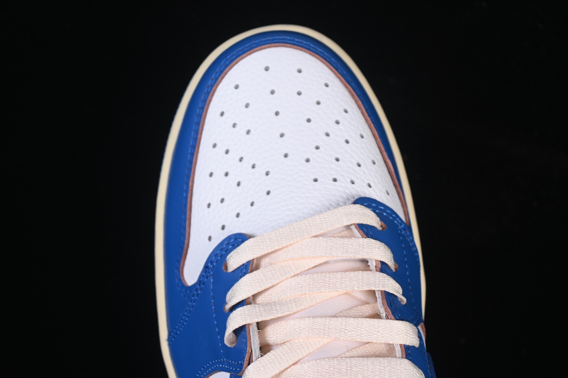 💰260公司级💰320纯原
 Air Jordan 1 Low AJ1 乔1 UN蓝白 低帮文化休闲板鞋 HQ6998-146
尺码：36 36.5 37.5 38 38.5 39 40 40.5 41 42 42.5 43 44 44.5 45 46 47.5 WMD4