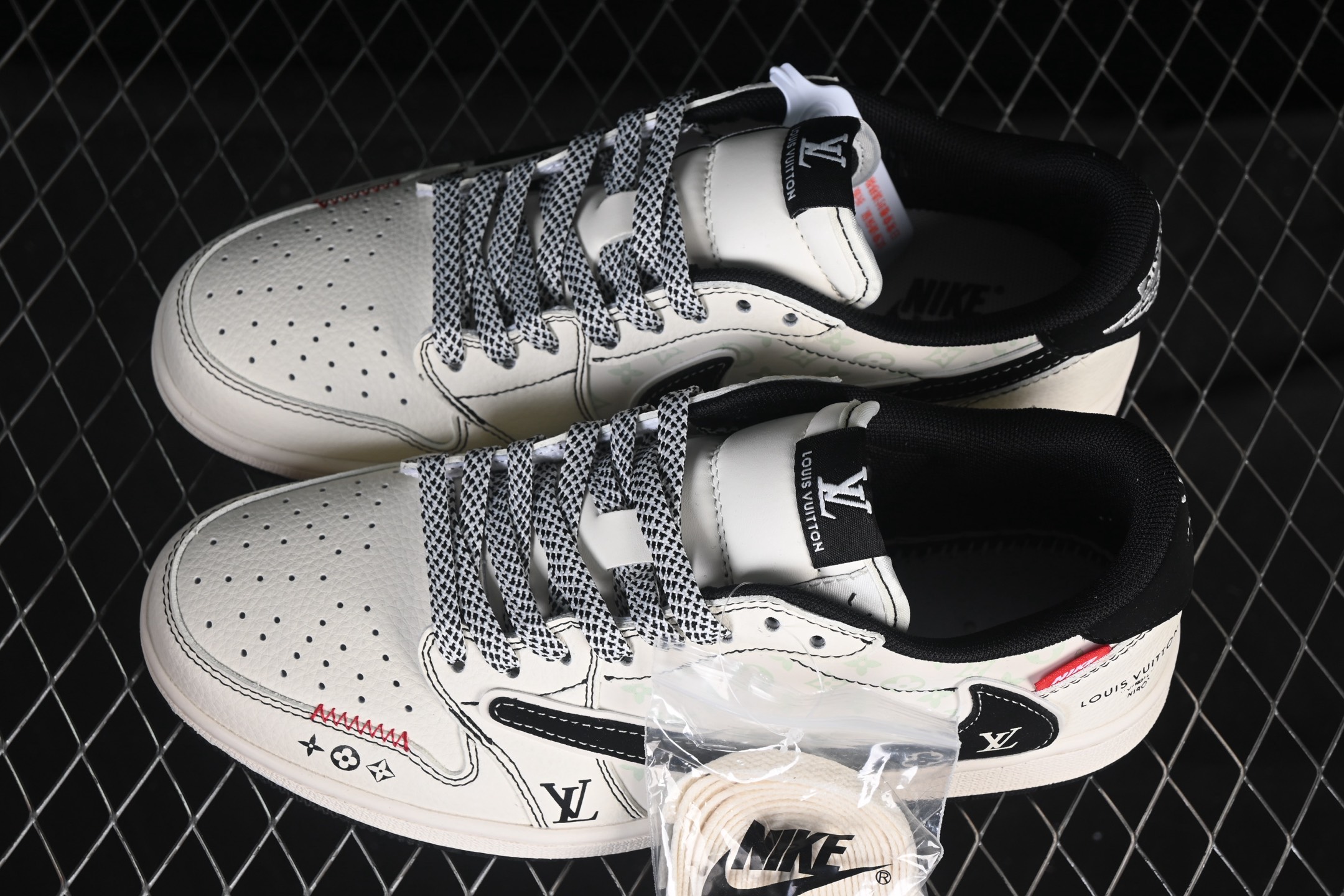 💰280公司级💰380纯原
 Travis Scott x Fragment Design x Air Jordan 1 Low OG SP AJ1 乔1 LV联名 黑勾红标 低帮文化休闲板鞋 CX5050-Y30
#多方联名合作融合了Travis Scott 独特的音乐风格，藤原浩个性的设计风格以及Jordan品牌的经典元素 使其成为一双具有独特身份和价值的鞋子 清新而立体的外观加上联名标识更突出了其独特身份 这种配色方案显示出活力和时尚感 在视觉上引人注目 鞋身的质感和细腻的细节处理使其显得高端而格调十足 这款“倒钩”联名是设计与创意完美结合 融合多方的个性风格是一款备受瞩目的潮流鞋款
尺码：36 36.5 37.5 38 38.5 39 40 40.5 41 42 42.5 43 44 44.5 45 9.E5