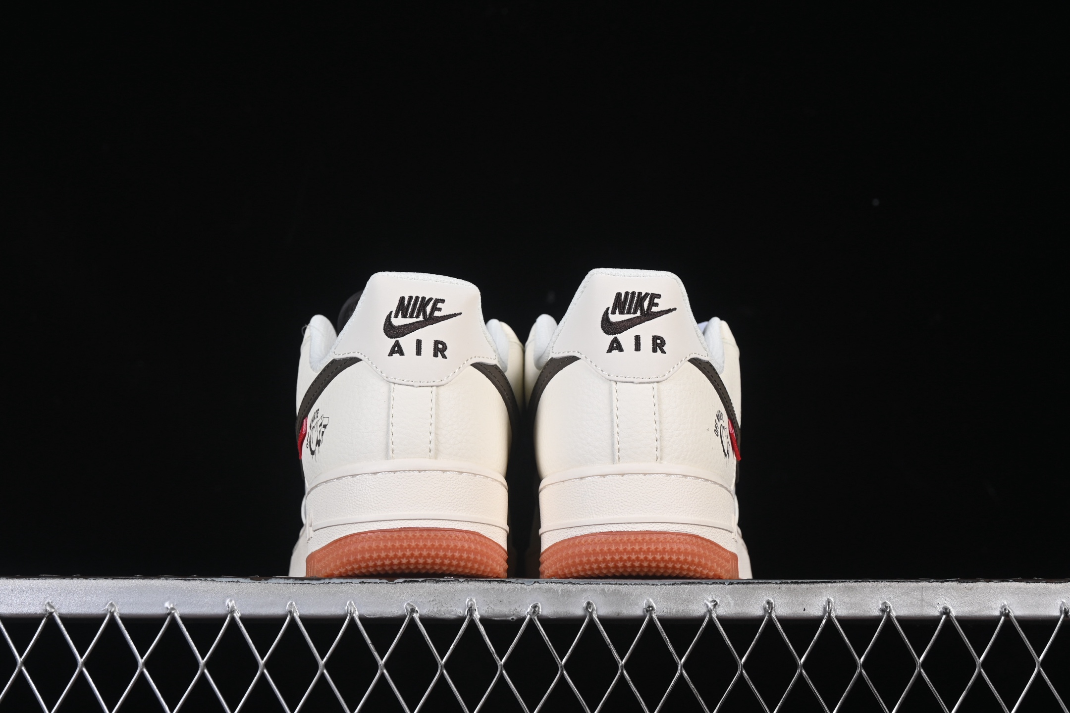 Nike Air Force 1'07 Low 联名 爱心米黑生胶 空军一号低帮休闲板鞋 QW5836-