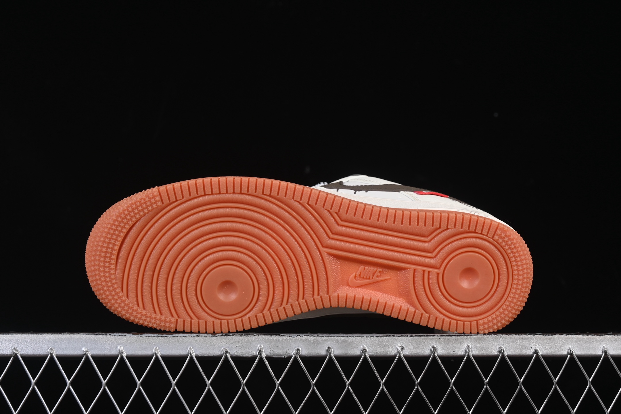 Nike Air Force 1'07 Low 联名 爱心米黑生胶 空军一号低帮休闲板鞋 QW5836-