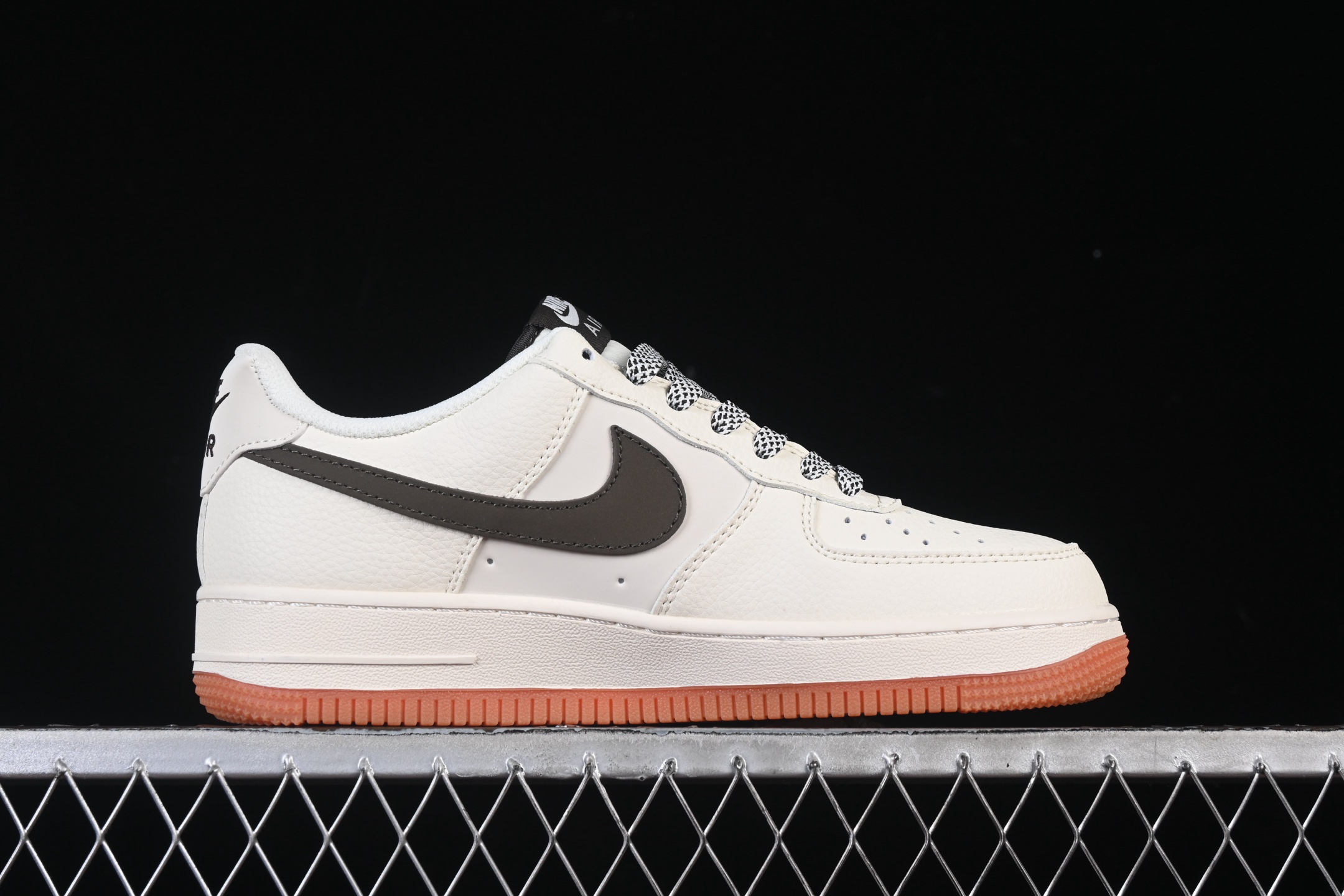 Nike Air Force 1'07 Low 联名 爱心米黑生胶 空军一号低帮休闲板鞋 QW5836-