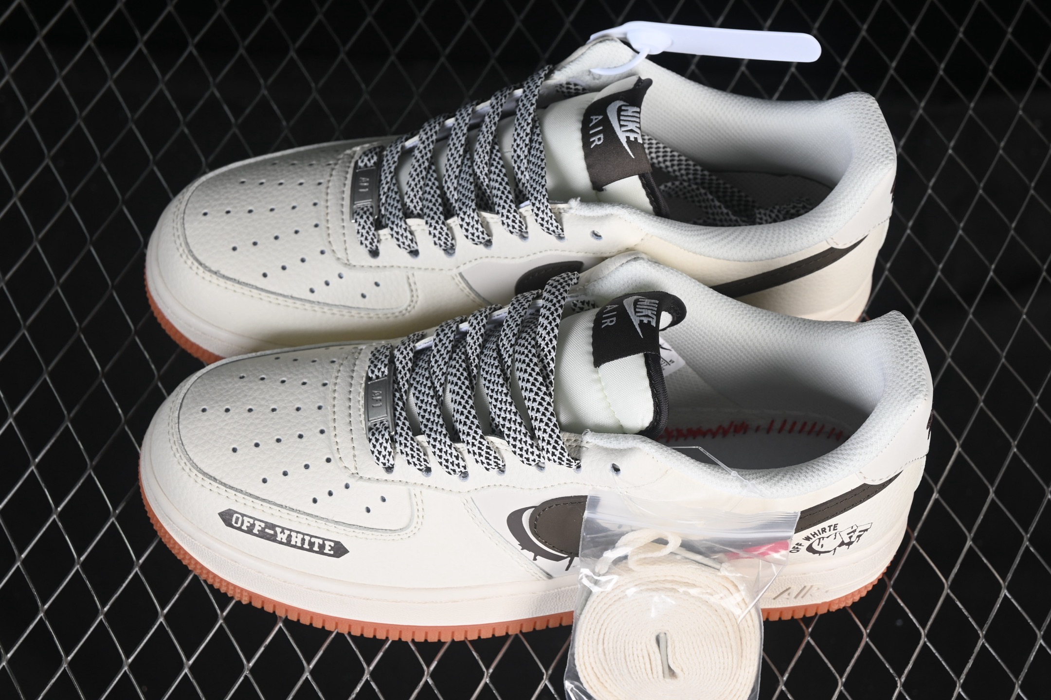 Nike Air Force 1'07 Low 联名 爱心米黑生胶 空军一号低帮休闲板鞋 QW5836-