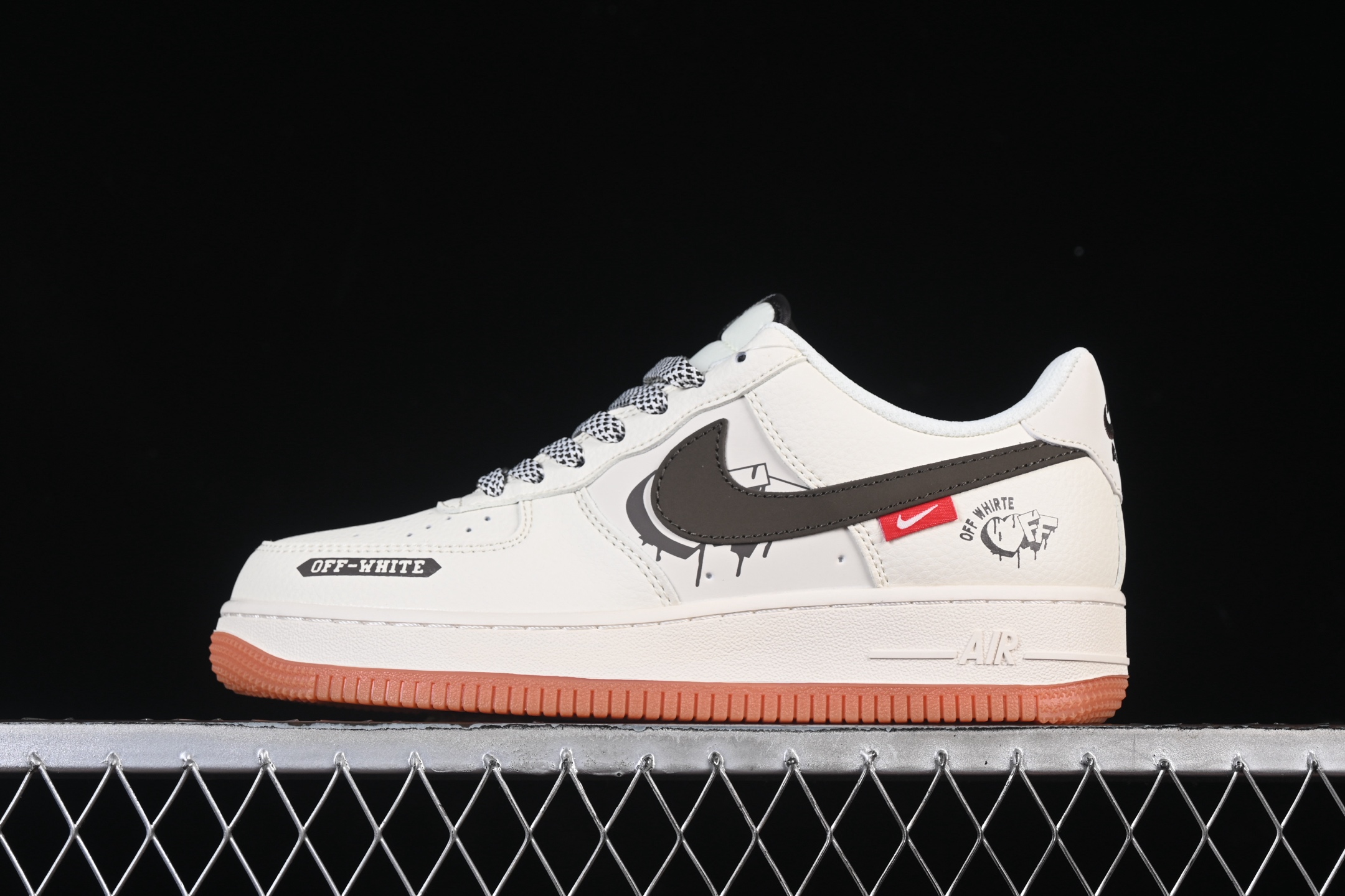 Nike Air Force 1'07 Low 联名 爱心米黑生胶 空军一号低帮休闲板鞋 QW5836-