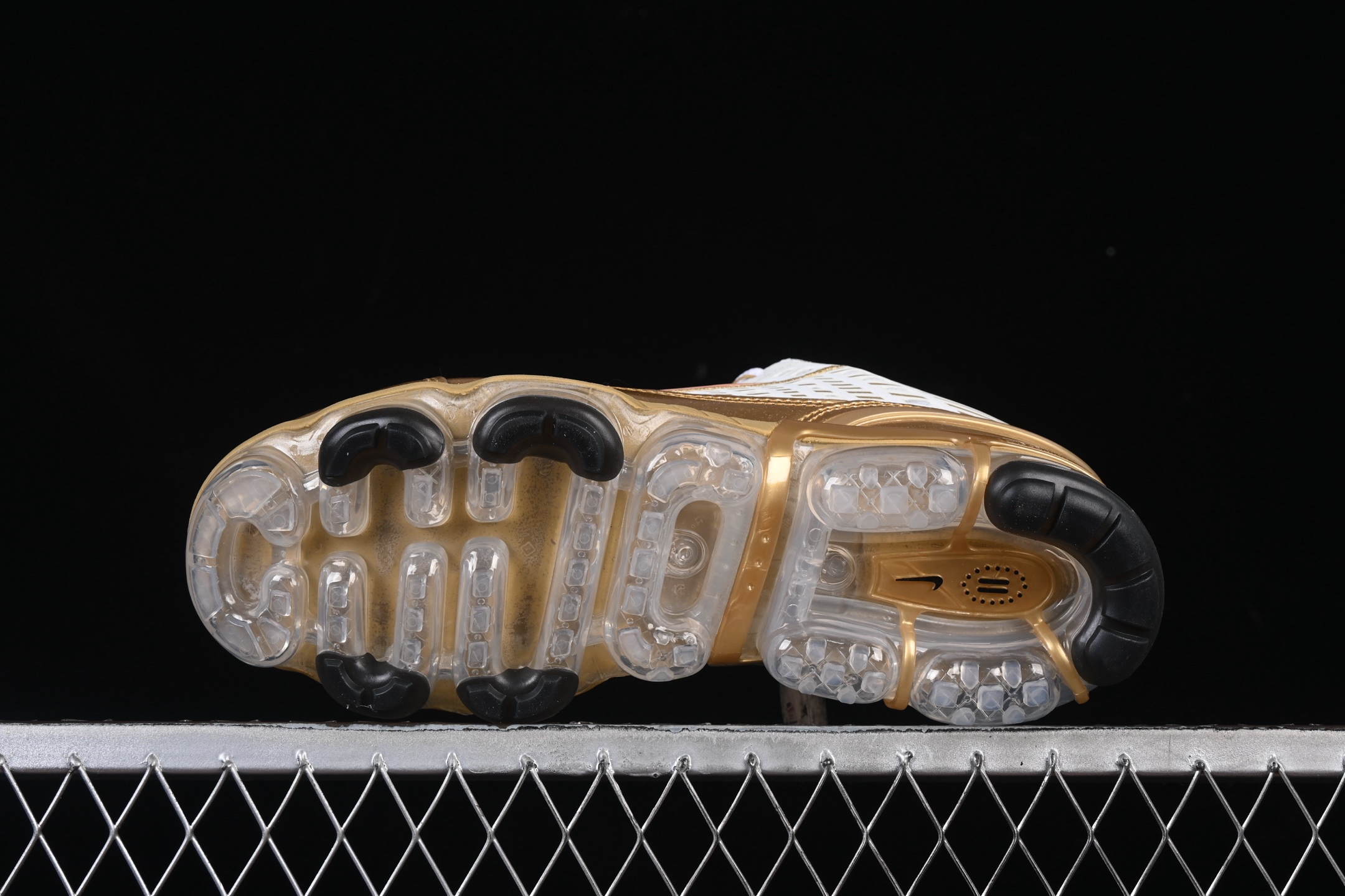 Nike Air Vapormax 360 全掌大气垫透气跑步鞋 CK9670-101#鞋面依旧延续经典