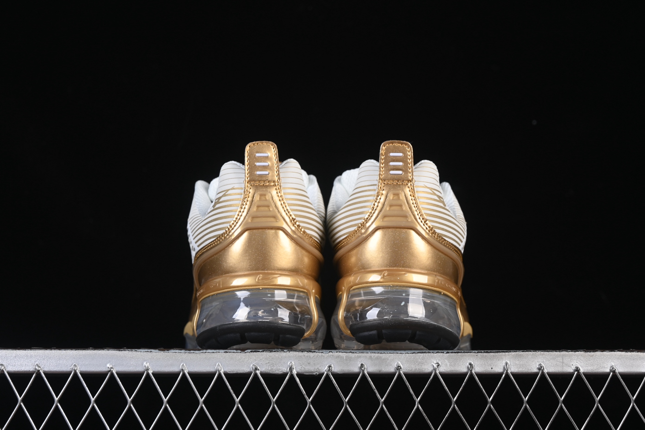 Nike Air Vapormax 360 全掌大气垫透气跑步鞋 CK9670-101#鞋面依旧延续经典