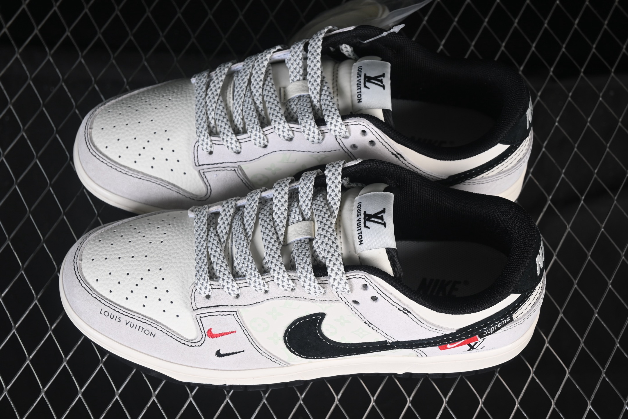 💰280公司级💰360纯原
 Nike SB Dunk Low LV联名 灰猪八红黑小勾 周年高端定制 低帮休闲板鞋 CX5050-Y11
#定制鞋盒 大厂纯原品质出货 超高清洁度 皮料切割干净无任何毛边 细节完美
尺码：36 36.5 37.5 38 38.5 39 40 40.5 41 42 42.5 43 44 44.5 45 9.E5