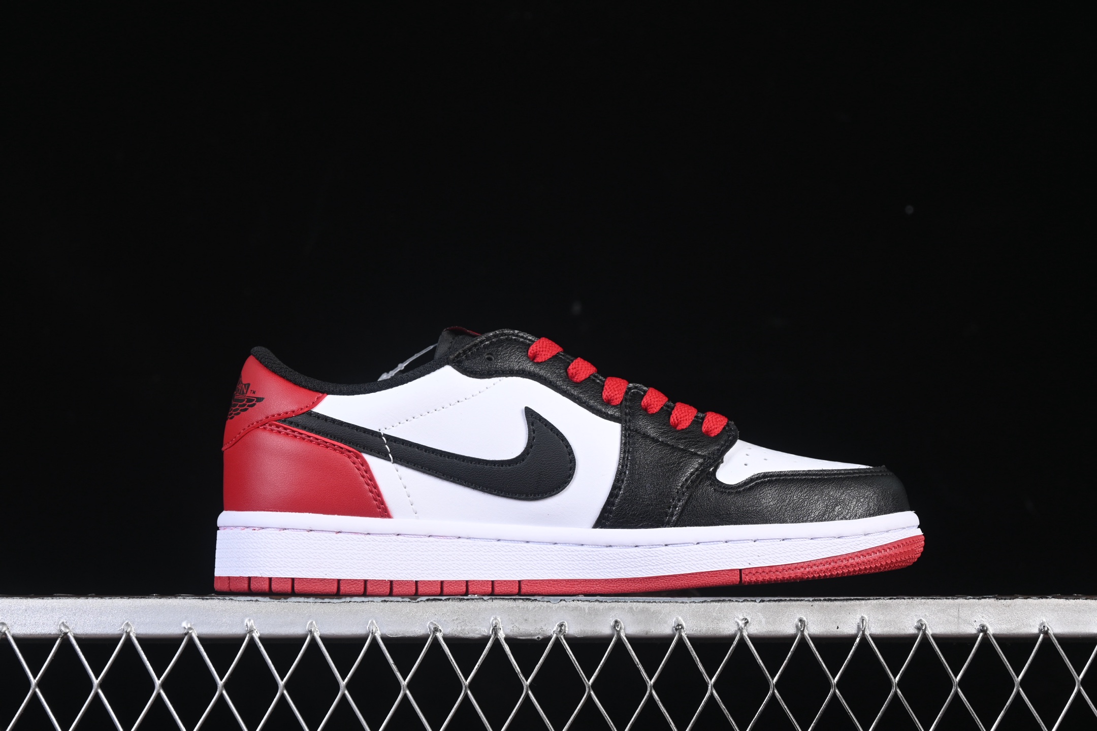 💰200公司级💰240纯原
 Air Jordan 1 Low OG "Black Toe" AJ1 乔1黑脚趾 低帮文化休闲板鞋 CZ0790-106
尺码：35.5 36 36.5 37.5 38 38.5 39 40 40.5 41 42 42.5 43 44 44.5 45 46 47.5 M.D4
