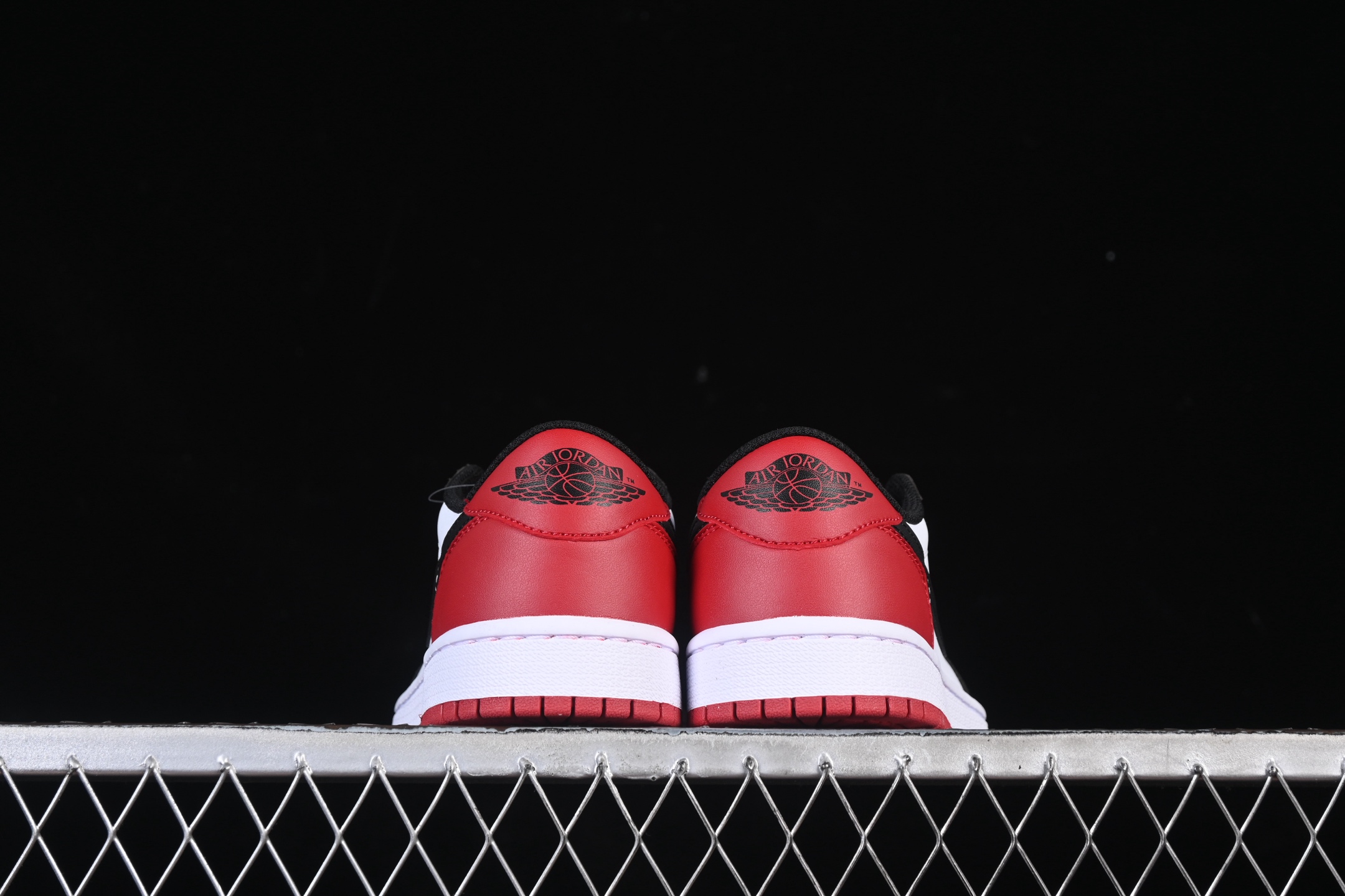 💰200公司级💰240纯原
 Air Jordan 1 Low OG "Black Toe" AJ1 乔1黑脚趾 低帮文化休闲板鞋 CZ0790-106
尺码：35.5 36 36.5 37.5 38 38.5 39 40 40.5 41 42 42.5 43 44 44.5 45 46 47.5 M.D4