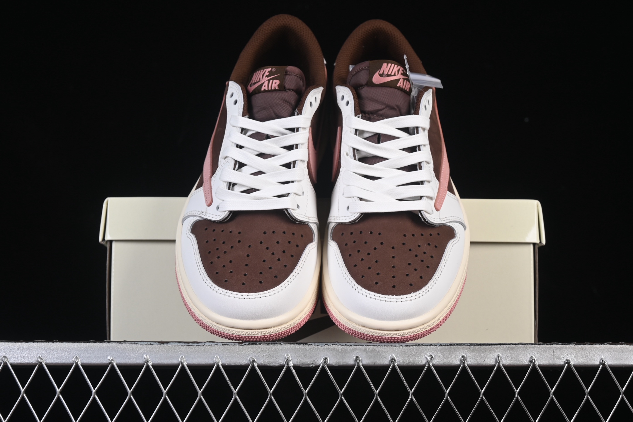 💰420 外贸版本 Travis Scott x Air Jordan 1 Low OG AJ1 乔1粉色倒勾低帮 DZ4137-206
尺码：36 36.5 37.5 38 38.5 39 40 40.5 41 42 42.5 43 44 44.5 45 45.5 46 47.5 48.5 WMD4