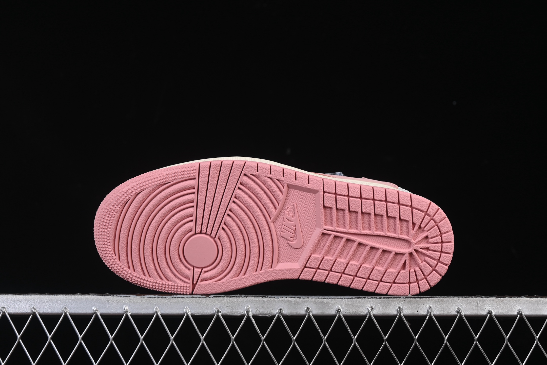 💰420 外贸版本 Travis Scott x Air Jordan 1 Low OG AJ1 乔1粉色倒勾低帮 DZ4137-206
尺码：36 36.5 37.5 38 38.5 39 40 40.5 41 42 42.5 43 44 44.5 45 45.5 46 47.5 48.5 WMD4