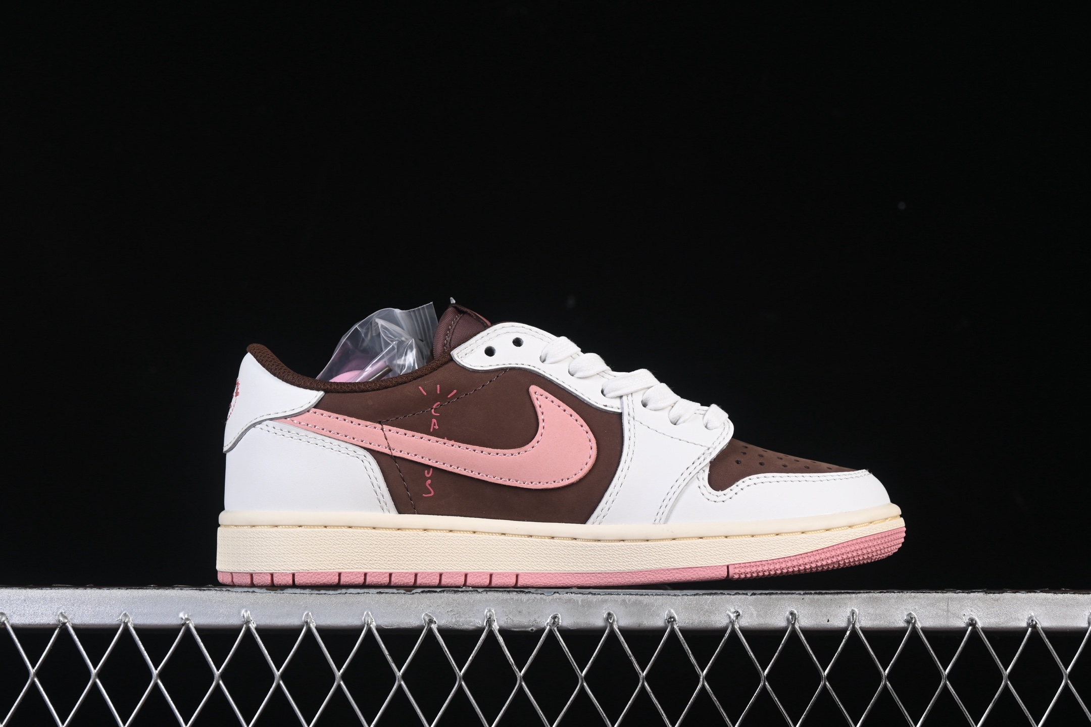 💰420 外贸版本 Travis Scott x Air Jordan 1 Low OG AJ1 乔1粉色倒勾低帮 DZ4137-206
尺码：36 36.5 37.5 38 38.5 39 40 40.5 41 42 42.5 43 44 44.5 45 45.5 46 47.5 48.5 WMD4