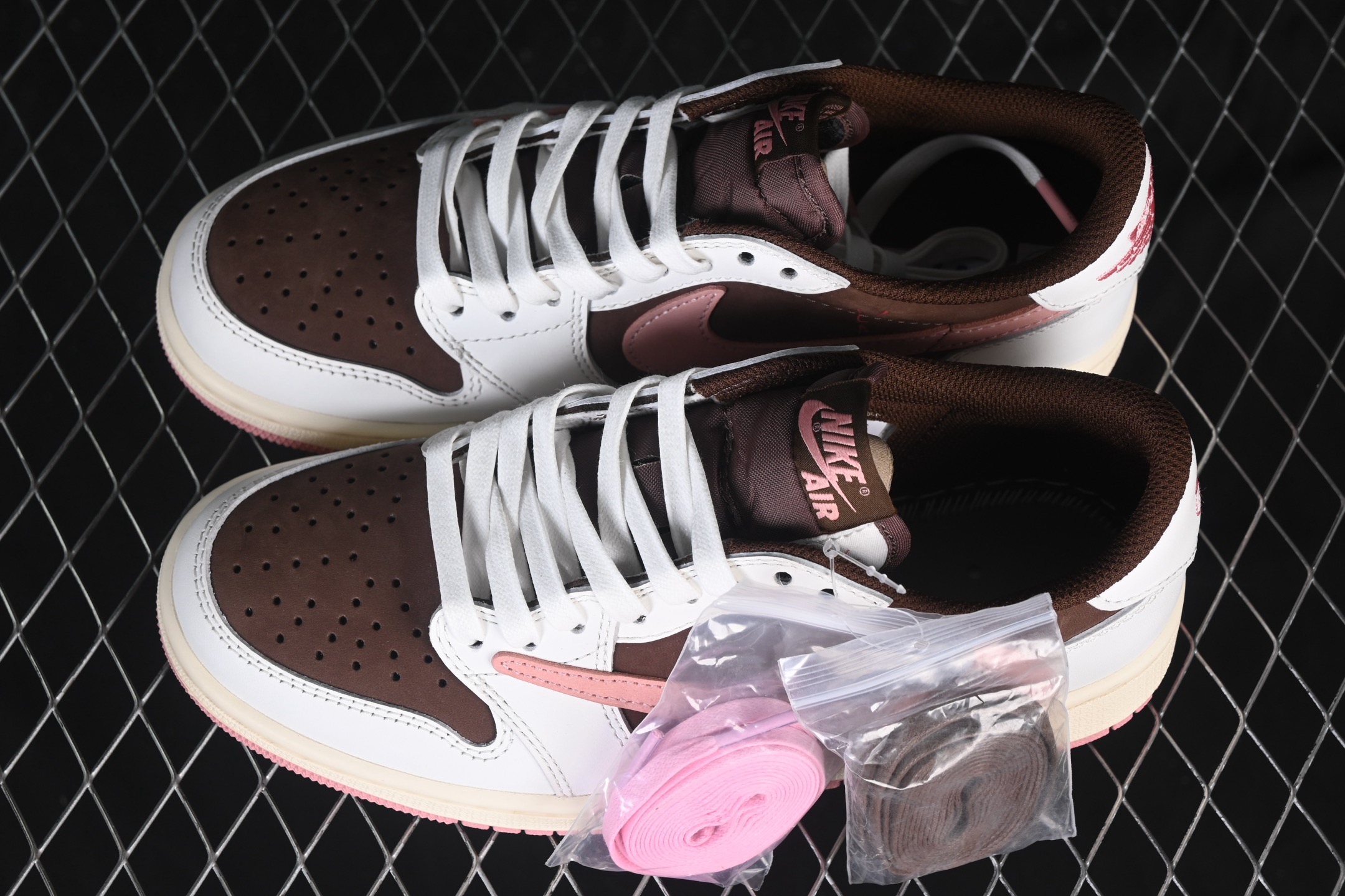💰420 外贸版本 Travis Scott x Air Jordan 1 Low OG AJ1 乔1粉色倒勾低帮 DZ4137-206
尺码：36 36.5 37.5 38 38.5 39 40 40.5 41 42 42.5 43 44 44.5 45 45.5 46 47.5 48.5 WMD4