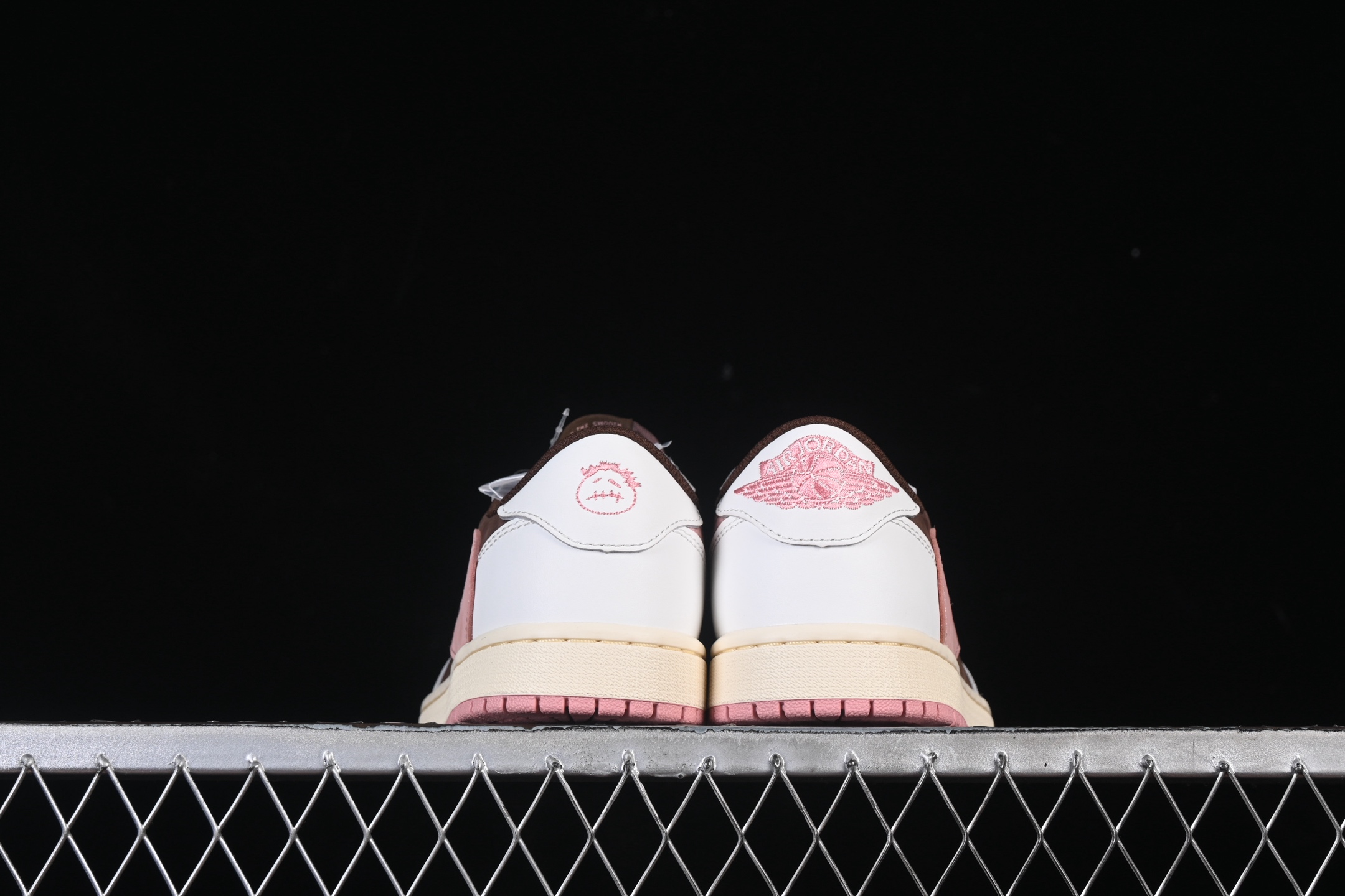 💰420 外贸版本 Travis Scott x Air Jordan 1 Low OG AJ1 乔1粉色倒勾低帮 DZ4137-206
尺码：36 36.5 37.5 38 38.5 39 40 40.5 41 42 42.5 43 44 44.5 45 45.5 46 47.5 48.5 WMD4